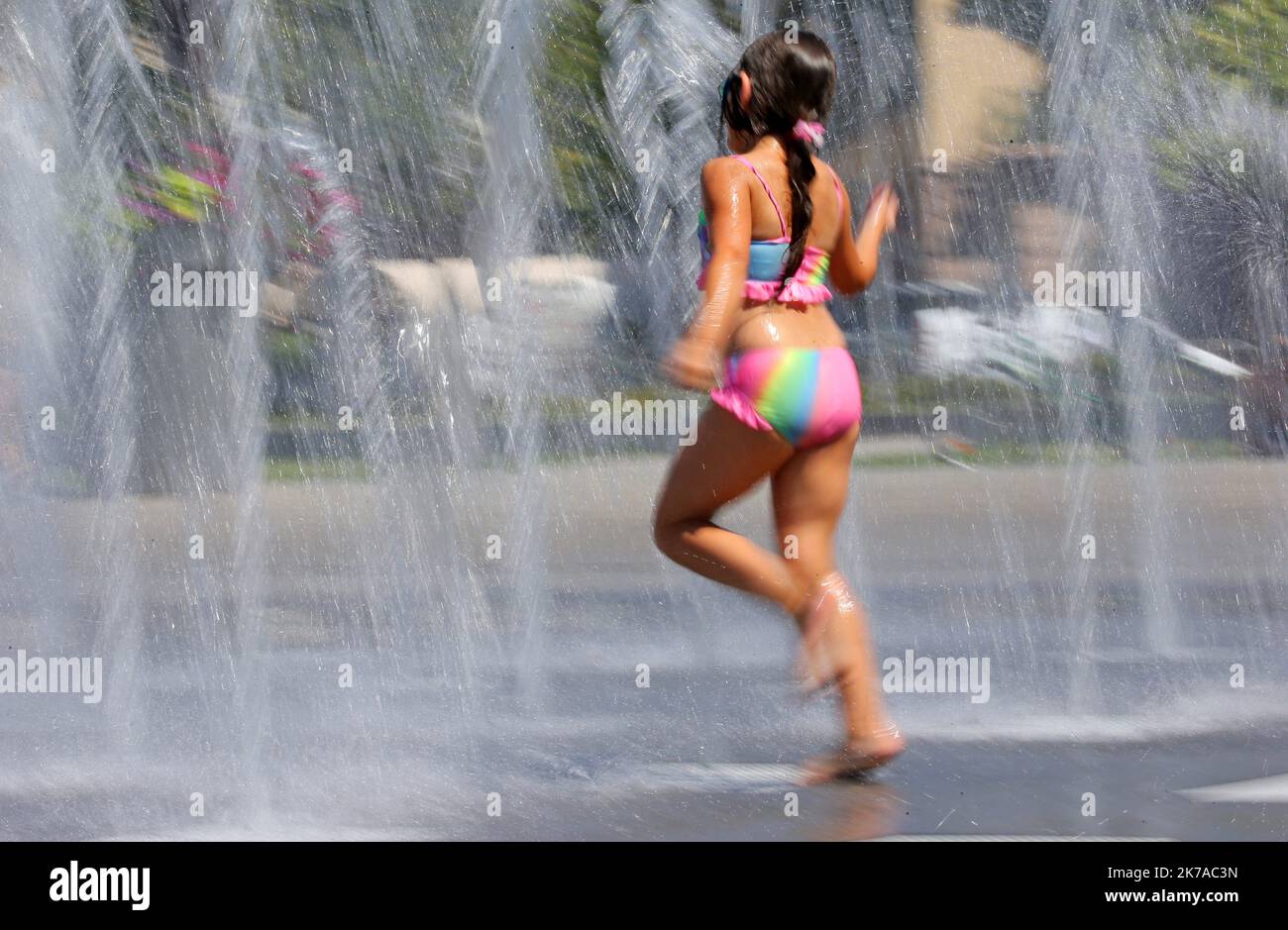 ©PHOTOPQR/L'ALSACE/Vanessa MEYER ; Colmar ; 31/07/2020 ; en période de forte chaleur, les enfants sont nombreux à enfiler leur leur maillot de bain pour s'amuser à courir sous la fontaine de jets d'Eau de la place du champ de mars . Hitzewelle in Colmar am 31. Juli 2020 Stockfoto