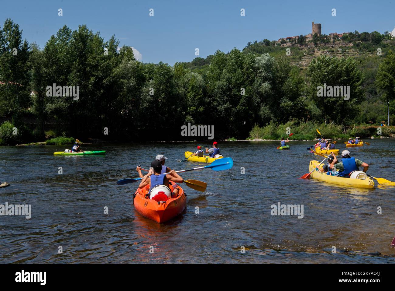 ©PHOTOPQR/LA MONTAGNE/Richard BRUNEL ; ; 31/07/2020 ; Canicule Chaleur Masque, Coronavirus, tourisme, ete Bord allier Coudes, Kanu fahren Coudes, , , Auvergne, le 31/07/2020 Photo R Brunel - 2020/07/31. Heißes Wetter in Frankreich. Stockfoto