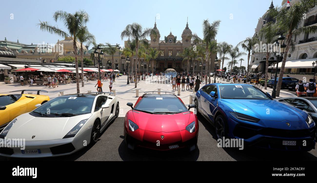 ©PHOTOPQR/NICE MATIN/Cyril Dodergny ; Monaco ; 02/08/2020 ; Monaco le 02/08/2020 - Rassemblement d'une soixantaine de Lamborghini dvant le Casino de Monte-Carlo Lamborghini Rallye vor dem Monte-Carlo Casino am August 2, 2020 Stockfoto