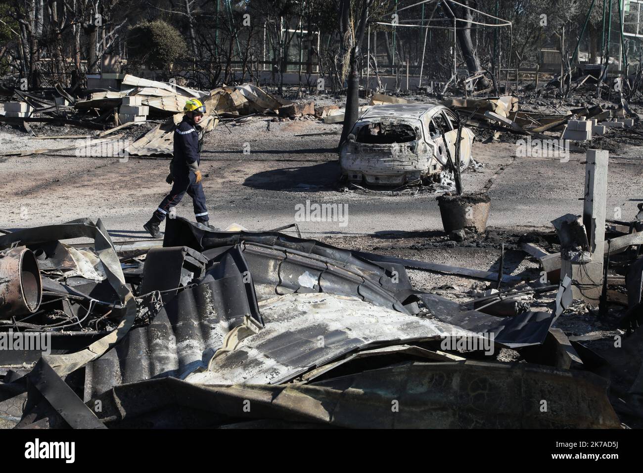 ©PHOTOPQR/LA PROVENCE/Serge Gueroult ; Martigues ; 05/08/2020 ; Incentidie de Martigues, plus de 1800 pompiers encore mobilisés ce matin. Plus de mille hectars sont partis en fumée et deux campings entièrement détruits. Lou Cigalon et Les Tamaris . ICI Camping Lou Cigalon - 2020/08/05. Martigues feuern, mehr als 1800 Feuerwehrleute mobilisierten heute Morgen noch. Mehr als tausend Hektar sind in Rauch aufgegangen und zwei Campingplätze wurden vollständig zerstört Stockfoto