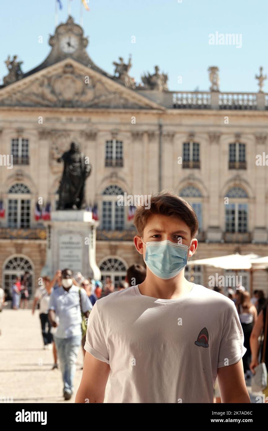 ©PHOTOPQR/L'EST REPUBLICAIN/ALEXANDRE MARCHI ; NANCY ; 05/08/2020 ; SANTE - CRISE SANITAIRE - EPIDEMIIE DE COVID 19 - CORONAVIRUS - ARRETE PREFECTORAL - PORT DU MASQUE OBLIGATOIRE - PROTECTION - MASQUE CHIRURGICAL. Nancy 5 août 2020. Une personne porte un masque chirurgical de Protection, dans le Centre ville de Nancy, sur la Place Stanislas. après avoir constaté 'une Augmentation du taux d'Incidence de Covid-19 sur le territoire de la Métropole du Grand Nancy' par les autorités sanitaires, le préfet de Meurthe-et-Moselle a pris un arrêté pour rendre obligatoire le Port du Masque de Protection Stockfoto