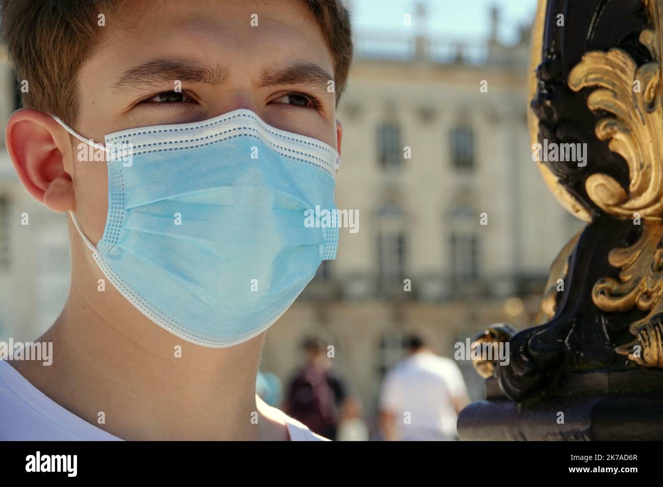 ©PHOTOPQR/L'EST REPUBLICAIN/ALEXANDRE MARCHI ; NANCY ; 05/08/2020 ; SANTE - CRISE SANITAIRE - EPIDEMIIE DE COVID 19 - CORONAVIRUS - ARRETE PREFECTORAL - PORT DU MASQUE OBLIGATOIRE - PROTECTION - MASQUE CHIRURGICAL. Nancy 5 août 2020. Une personne porte un masque chirurgical de Protection, dans le Centre ville de Nancy, sur la Place Stanislas. après avoir constaté 'une Augmentation du taux d'Incidence de Covid-19 sur le territoire de la Métropole du Grand Nancy' par les autorités sanitaires, le préfet de Meurthe-et-Moselle a pris un arrêté pour rendre obligatoire le Port du Masque de Protection Stockfoto