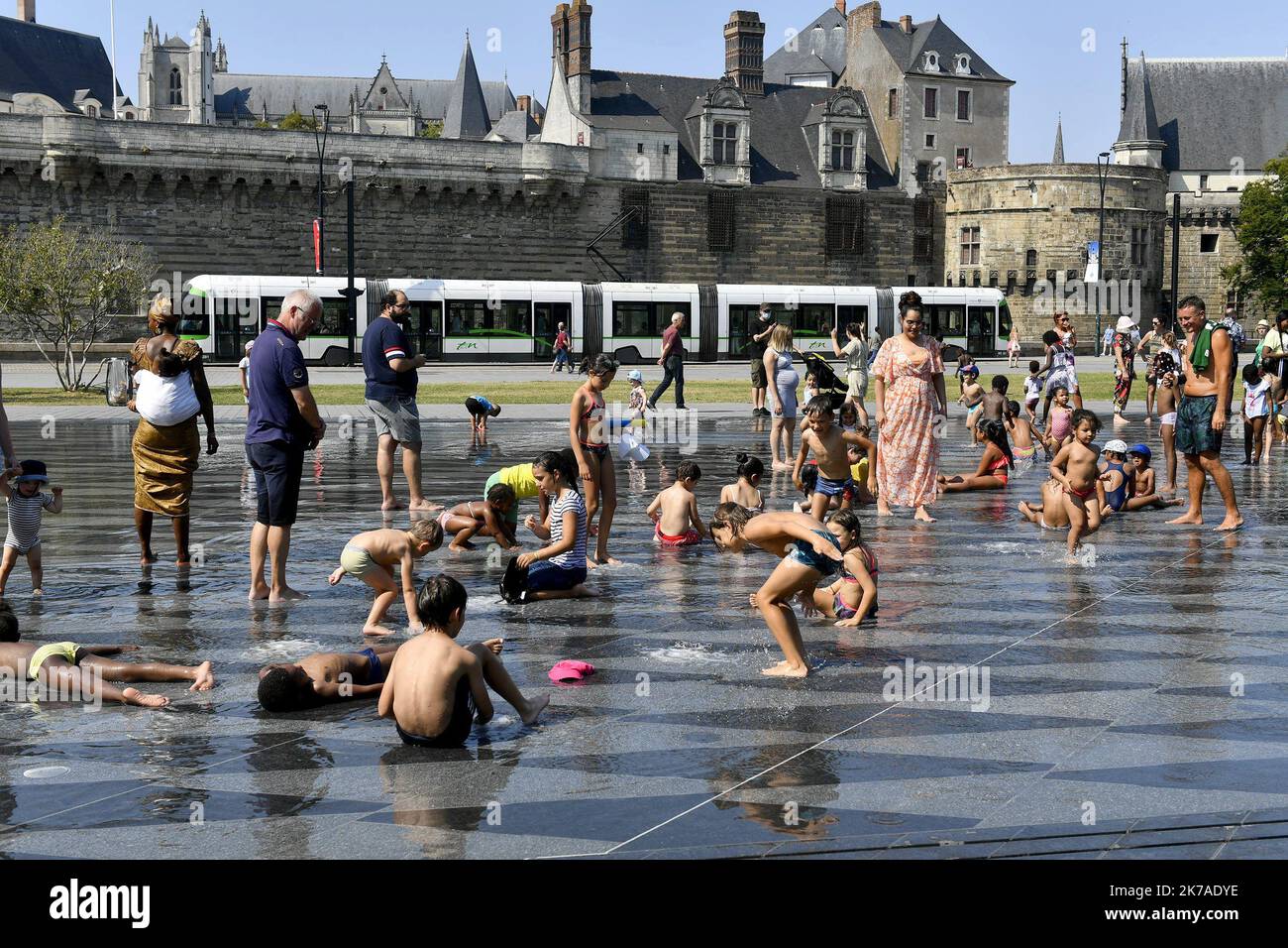 ©PHOTOPQR/OUEST FRANKREICH/Marc ROGER ; Nantes ; 08/08/2020 ; Le miroir d'Eau de Nantes a toujours beaucoup de succès auprès des enfants . Hitzewelle in Frankreich, am 8. 2020. august Stockfoto