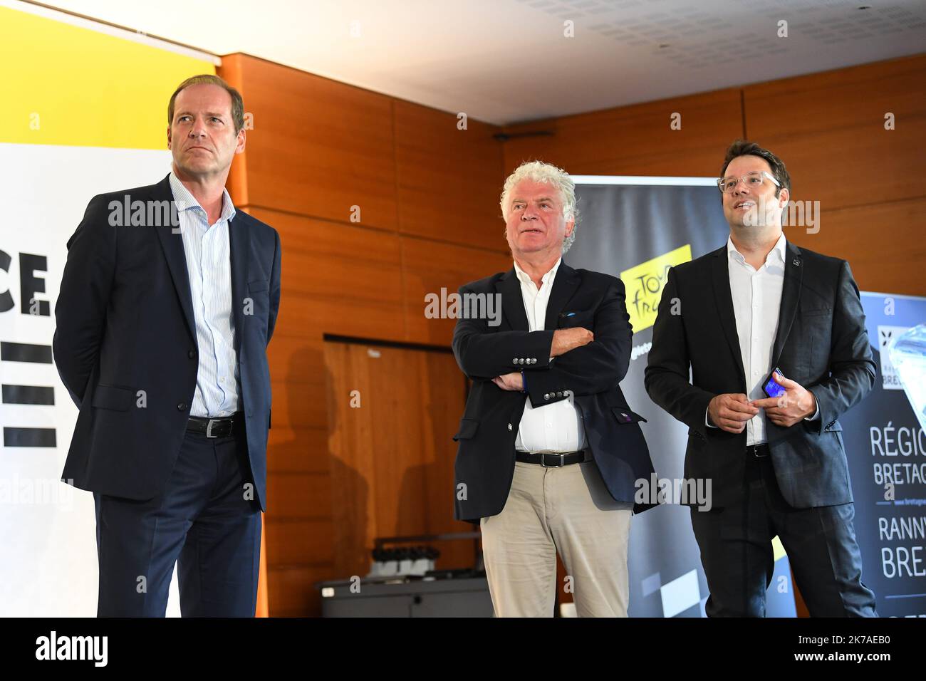 Â©PHOTOPQR/LE TELEGRAM/NICOLAS CREACH ; ; 10/08/2020 ; FOTO NICOLAS CREACH / LE TELEGRAMM. Rennes (35) Conseil de rÃ©gional ( Tour de France ) LE 10082020 PrÃ©sentation du Tour de France 2021 Ã Rennes on conseil de rÃ©gional. Christian Prudhomme, FranÃ§ois Cuillandre ( Maire de Brest ) d'ou partira le Tour de France 2021 et LoÃ¯g Chesnais-Girard ( prÃ©sident de la rÃ©gion Bretagne ) - Die Organisatoren der Tour de France gaben auf einer Pressekonferenz im Regionalrat der Bretagne in Rennes bekannt, dass der Grand DÃ©Teil der Tour de France 2021 in Brest stattfinden wird. Stockfoto