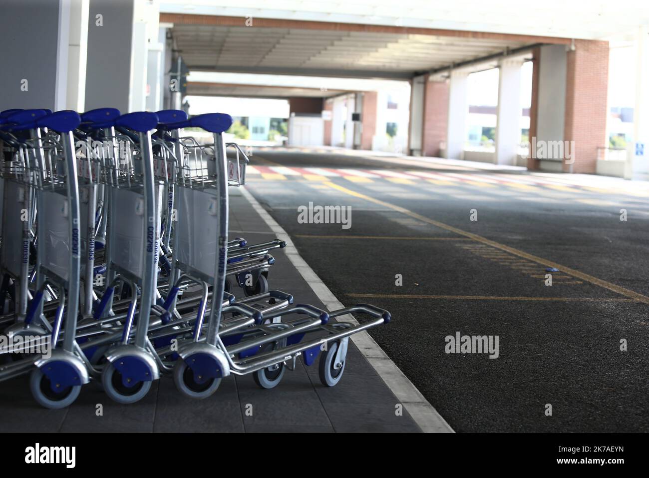 ©Pierre Teyssot/MAXPPP ; Coronavirus-Ausbruch - Marco Polo Airport am 12.. August 2020, Venedig, Italien. Aufgrund der Pandemie von Covid-19 wird eine Verringerung des Flugverkehrs und der Anzahl der Touristen beobachtet, die mit dem Flugzeug anreisen und den Flughafen durchqueren, um die Serenissima zu besuchen. Die Tourismuswirtschaft befindet sich in einer tiefen Krise. Leerer Rückgabebereich mit Rollwagen. â© Pierre Teyssot/Maxppp Stockfoto