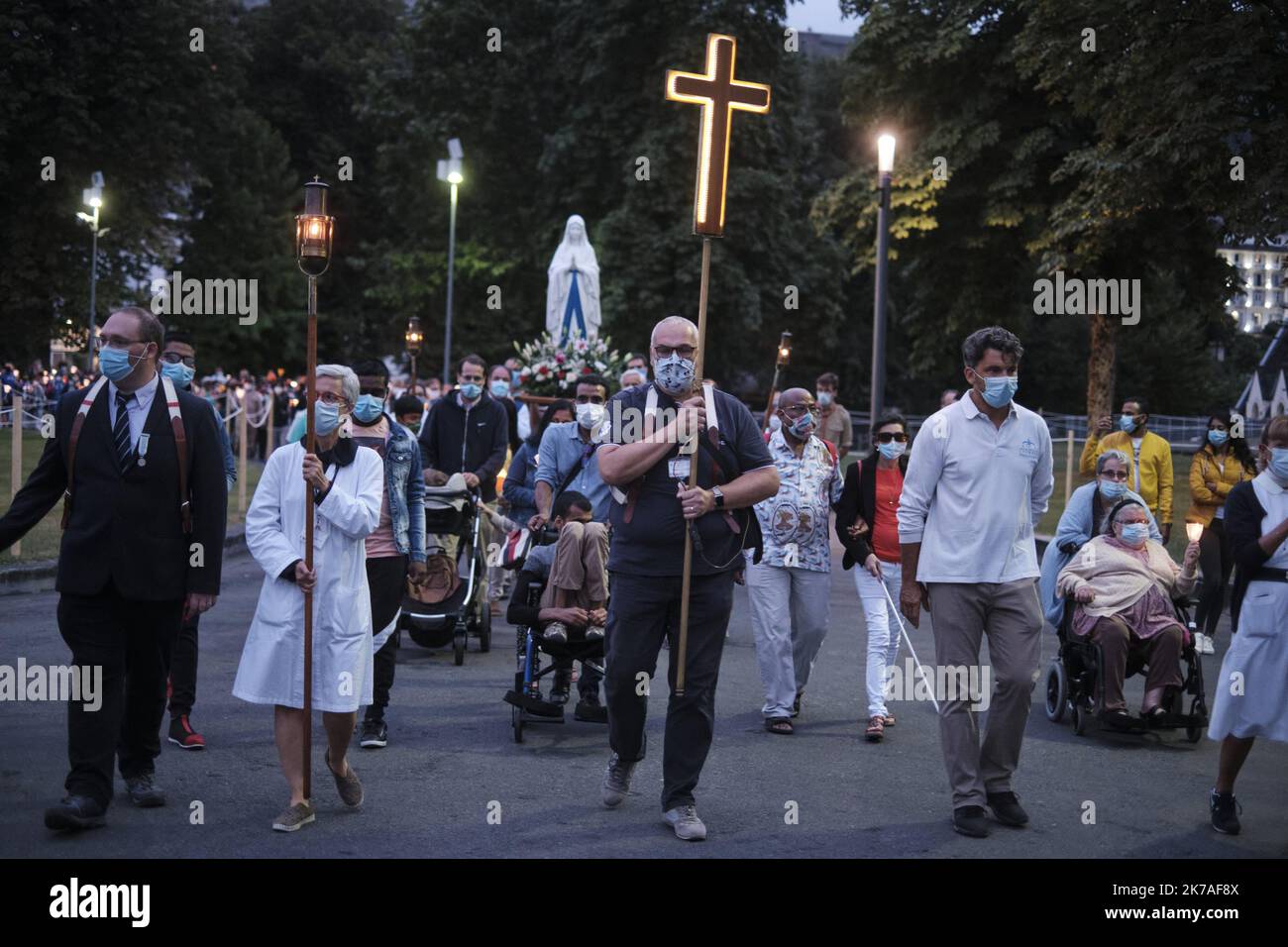 ©PHOTOPQR/LE PARISIEN/ARNAUD DUMONTIER ; Lourdes ; 13/08/2020 ; Lourdes (Hautes-Pyrénées), le 13 août 2020. D'habitude noir de monde le sanctuaire de Lourdes est cette année déserté par les pèlerins en raison du Coronavirus. Reportage Lourdes à l'ère Covid 19 Les processions ont lieu masquées. © Arnaud Dumontier pour Le Parisien Lourdes (Hautes-Pyrénées), 13. August 2020. Das Heiligtum von Lourdes ist in der Regel voller Menschen und wird dieses Jahr von Pilgern aufgrund des Coronavirus verlassen. Stockfoto