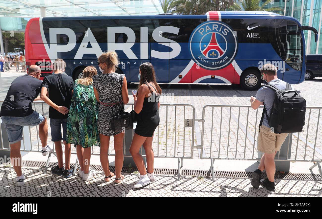 ©PHOTOPQR/LE PARISIEN/ARNAUD JOURNOIS ; LISBONNE ; 15/08/2020 ; FUSSBALLFINALE 8 DE LA LIGUE DES CHAMPIONS A LISBONNE . LES PARISIENS QUITTENT LEUR HOTEL POUR LE CENTRE D'ENTRAINEMENT / 2020/08/15. Champions League Final 8 das französische PSG-Team kommt in Lisbonn an. Stockfoto