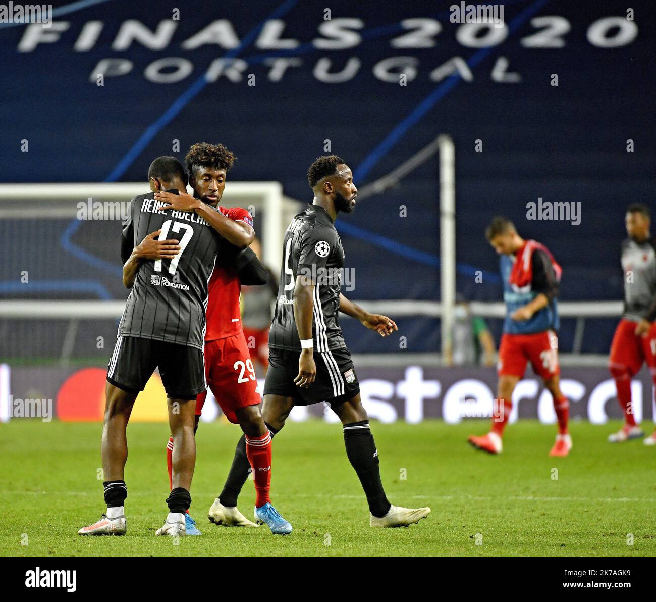 ©PHOTOPQR/LE PROGRES/Richard MOUILLAUD - Lisbonne Portela 19/08/2020 - Foot 1/2 finale League des Champions OL Bayern München -foot 1/2 finale league des Champions Finale 8 OL Bayern München à Lisbonne stade Avalade Défaite 3 à 0 de l' OL Coman Vient consoler Ton ami Jeff Adelaide Lissabon Portela 08/19/2020 - Foot 1/2 final Champions League OL Bayern München Stockfoto