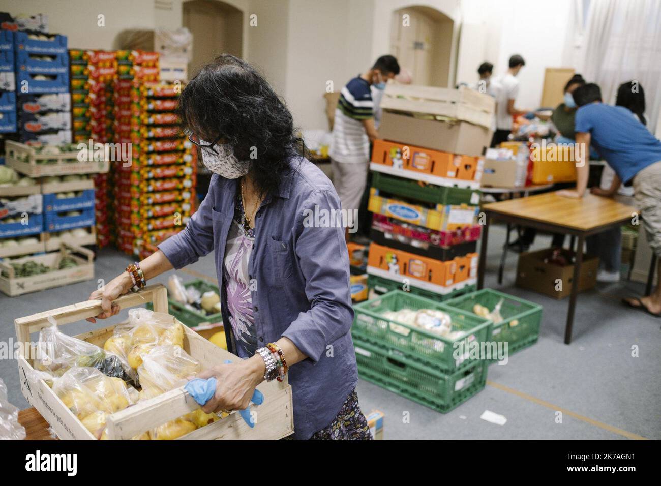 ©PHOTOPQR/LE PARISIEN/ARNAUD DUMONTIER ; Paris ; 19/08/2020 ; Paris 13ème Arrondissement, le Centre de Distribution alimentaire Saint-Hippolyte voit comme sa Distribution augmenter de 20% du a la crise du Covid. © Arnaud Dumontier pour Le Parisien - Paris, Frankreich, august 19. 2020 - das Coronavirus hat die Prekarität erhöht. Die Verteilung der Nahrungsmittelhilfe im Zentrum von Saint Hippolyte stieg um 20 % Stockfoto