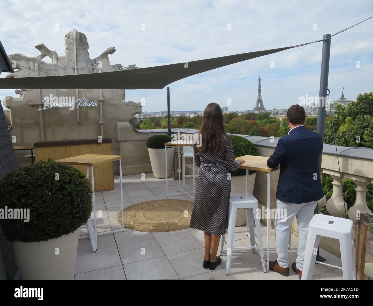 ©PHOTOPQR/LE PARISIEN/Eric LE MITOUARD ; ; 20/08/2020 ; C'est la nouveauté de la rentrée, l'Hôtel de Crillon ouvre ses portes aux Parisiens, avec un Rooftop, vue imprenable sur la Concorde et la Tour Eiffel . Paris, Frankreich, august 20. 2020 - Dachterrasse des Crillon Hotels mit Blick auf den Eiffelturm Stockfoto