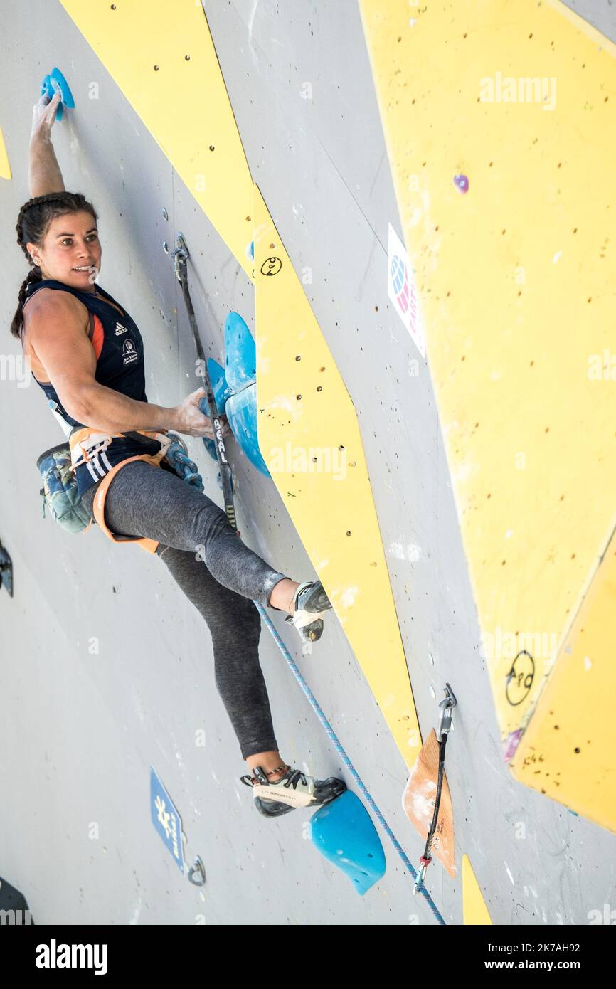 ©Michael Bunel / Le Pictorium/MAXPPP - Michael Bunel / Le Pictorium - 21/08/2020 - Frankreich / Provence-Alpes-Cote d'Azur / Briancon - Salome Romain (Frankreich), lors des phases de Qualification pour les demi-finales du championnats du monde d'Escalade. L'etape de Briancon est la seule epreuve maintenue du mondial. Les autres ont ete annule en raison de la pandemie du Covid-19. 21 Aout 2020. Briancon, Frankreich. / 21/08/2020 - Frankreich / Provence-Alpes-Cote d'Azur / Briancon - Salome Romain (Frankreich), während der Qualifikationsphasen für das Halbfinale der Kletterweltmeisterschaften. Die Briancon-Bühne Stockfoto