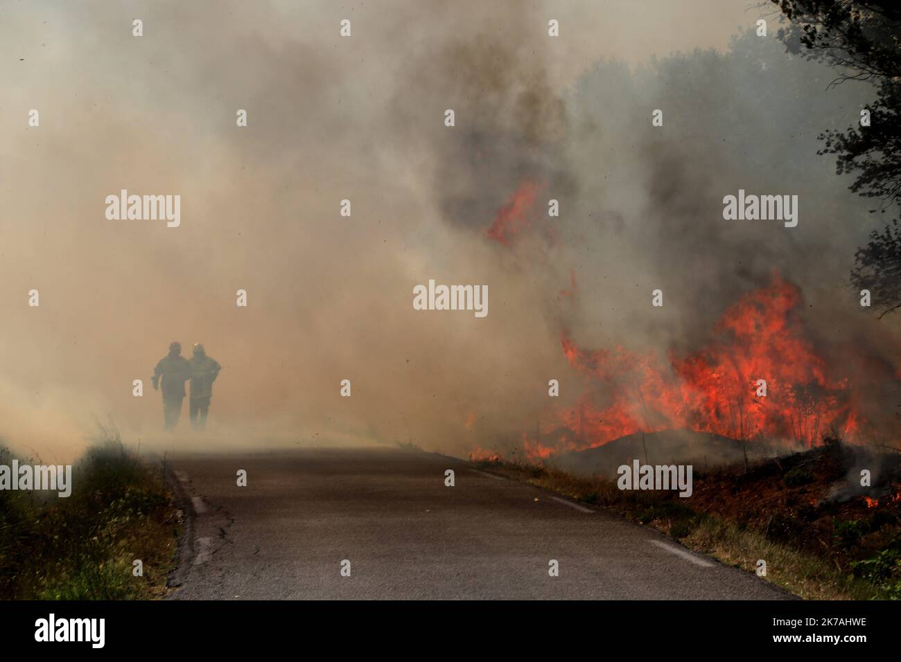 ©PHOTOPQR/LA PROVENCE/Serge Gueroult ; Saint Mitre ; 24/08/2020 ; UN incendie a Parcour 500 Hektar sur les communes de Saint Mitre les remparts et Port de Bouc , le feu n'est toujours pas fixé en début de soirée . Feuer bei Istres: Das Feuer hat bereits 450 Hektar bedeckt. 24. August 2020 Stockfoto