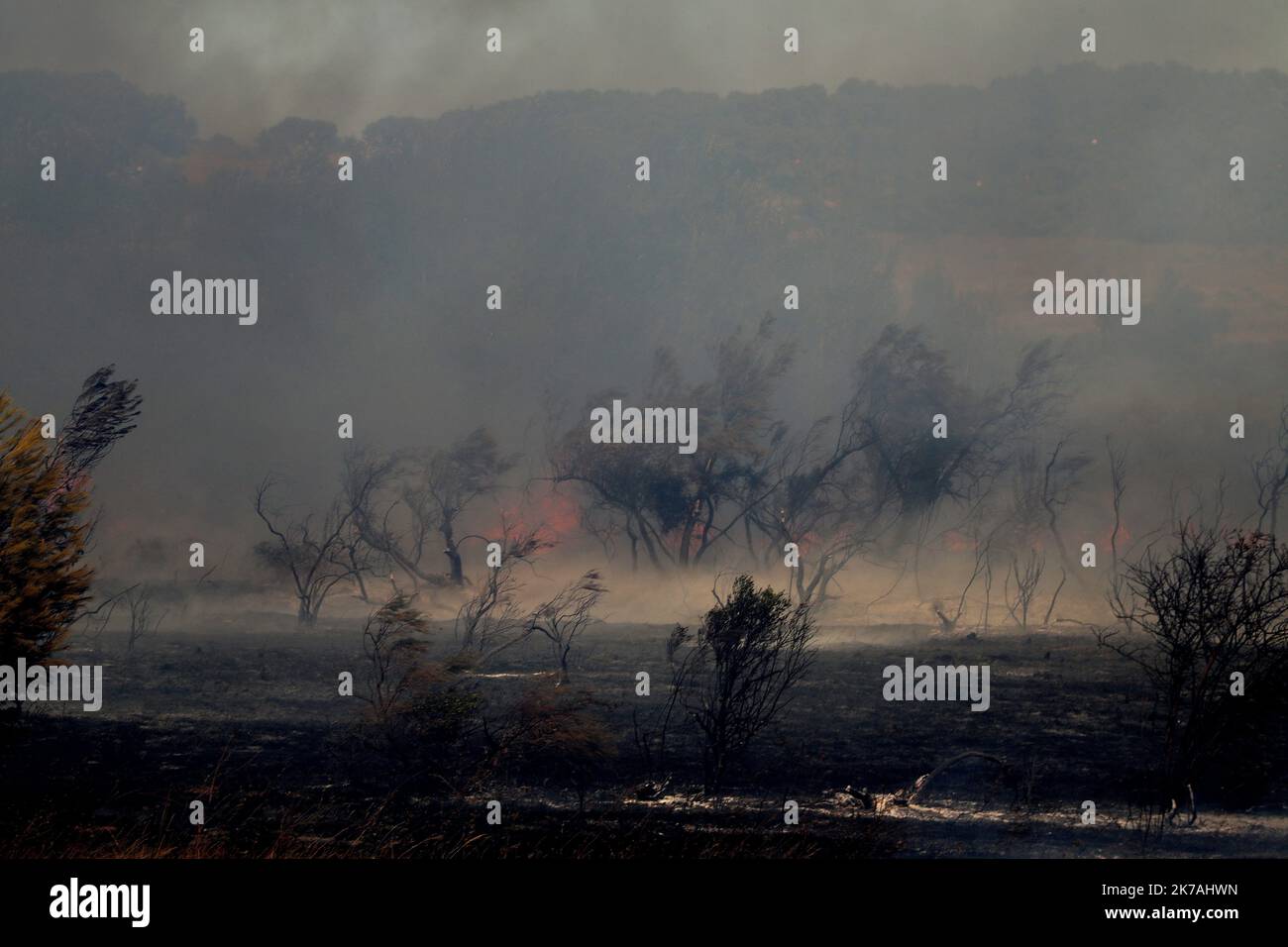 ©PHOTOPQR/LA PROVENCE/Serge Gueroult ; Saint Mitre ; 24/08/2020 ; UN incendie a Parcour 500 Hektar sur les communes de Saint Mitre les remparts et Port de Bouc , le feu n'est toujours pas fixé en début de soirée . Feuer bei Istres: Das Feuer hat bereits 450 Hektar bedeckt. 24. August 2020 Stockfoto