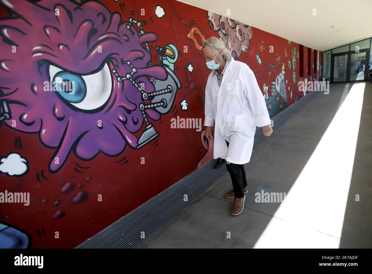 ©PHOTOPQR/LA PROVENCE/VALLAURI Nicolas ; Marseille ; 27/08/2020 ; IHU Méditerranée Infektion à Marseille. Conférence de Presse sur le thème ' Unis contre la Covid-19 ' en présence de Michèle Rubirola (maire de Marseille), Martine Vassal (présidente du conseil départemental et présidente de la métropole Aix-Marseille) et du professeur Didier Raoult. Didier Raoult, französischer Medizinprofessor und Direktor des medizinischen Instituts der IHU für Infektionskrankheiten, verlässt am 27. August 2020 die Pressekonferenz über die Lage des Covid-19 in Marseille im Südosten Frankreichs Stockfoto