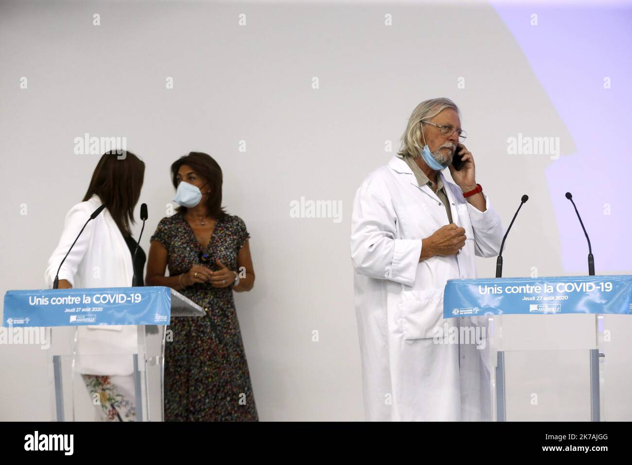 ©PHOTOPQR/LA PROVENCE/VALLAURI Nicolas ; Marseille ; 27/08/2020 ; IHU Méditerranée Infektion à Marseille. Conférence de Presse sur le thème ' Unis contre la Covid-19 ' en présence de Michèle Rubirola (maire de Marseille), Martine Vassal (présidente du conseil départemental et présidente de la métropole Aix-Marseille) et du professeur Didier Raoult. Didier Raoult, französischer Medizinprofessor und Direktor des medizinischen Instituts der IHU für Infektionskrankheiten, verlässt am 27. August 2020 die Pressekonferenz über die Lage des Covid-19 in Marseille im Südosten Frankreichs Stockfoto