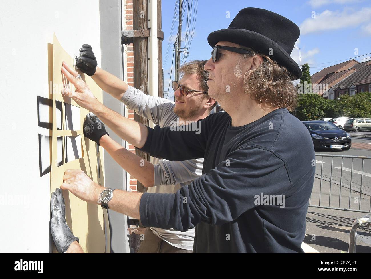 ©PHOTOPQR/VOIX DU Nord/Sebastien JARRY ; 27/08/2020 ; Marcq-en-Baroeul. le 27/08/2020. Le Street artiste Jef Aeorosol en train de peindre une fresque au Centre technique municipal. Foto : Sébastien JARRY : LA VOIX DU Nord - Jean-François Perroy, besser bekannt unter dem Pseudonym Jef Aérosol, wurde am 15. 1957. Januar in Nantes (Frankreich) geboren. Er ist ein französischer Urban Stencil Artist, ein Hauptvertreter der ersten Generation von Straßenkünstlern, die Anfang 80s auf der Straße zu arbeiten begannen. Stockfoto