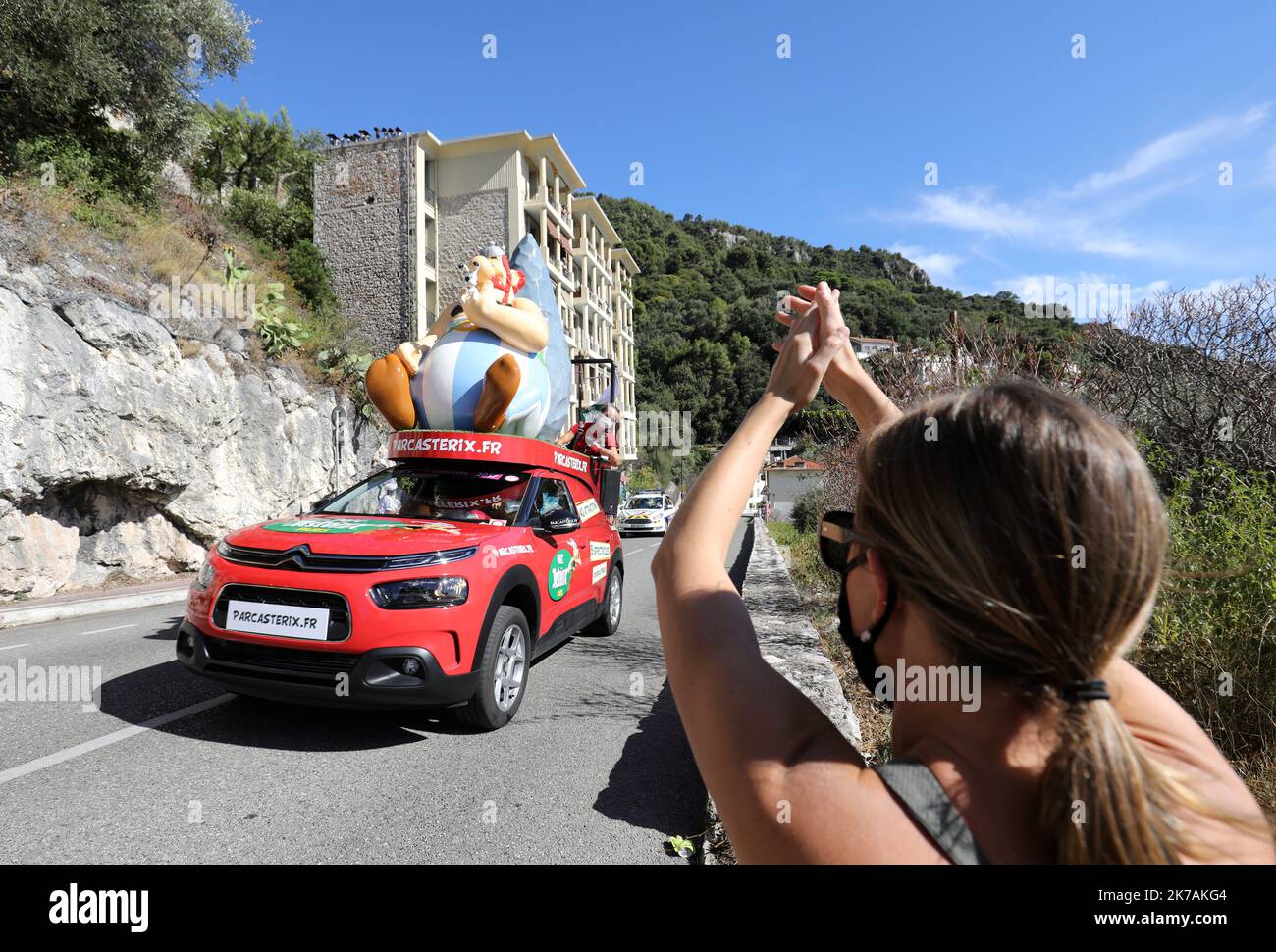©PHOTOPQR/NICE MATIN/Jean François Ottonello ; Nizza ; 30/08/2020 ; OTTONELLO JEAN-FRANCOIS - Dimanche 30 août 2020 à Nizza - 2ème étape Nizza-Nizza Haut-Pays - Ascension du col d'Eze - Caravane du Tour : Parc Astérix - Tour de France 2020, stage 2 / Nizza Haut-Pays - Nizza August 30 2020 Stockfoto
