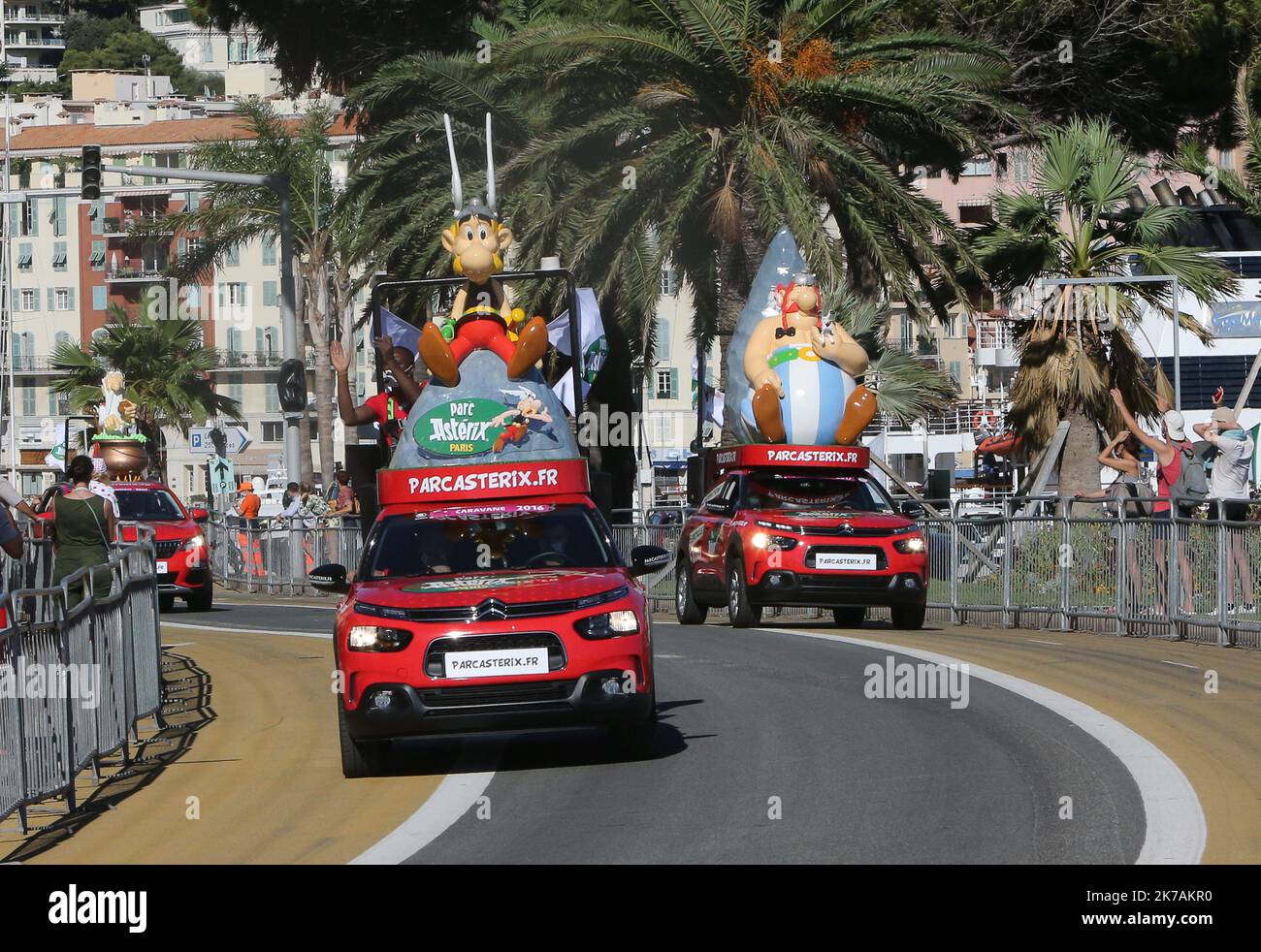 ©Laurent Lairys/MAXPPP - Caravane Publicitaire Parc Asterix während der Tour de France 2020, Radrennen Etappe 2, Nice Haut Pays - Nizza (186 km) am 30. August 2020 in Nizza, Frankreich - Foto Laurent Lairys / MAXPPP Stockfoto