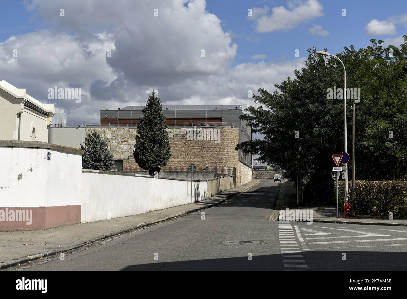 ©PHOTOPQR/LE PROGRES/Maxime JEGAT - Lyon 31/08/2020 - Suite Braquage Fourgon blindé à Lyon le 31 aout 2020 -Vue sur la rue Pierre Semard à Lyon où s'est déroulé l'attaque d'un Fourgon blindé de Transport de fond de la société Loomis le vendredi 28 aout 2020 à la sortie d'une succursale De la Banque de France que l'on voit au Fond de la rue. - 2020/08/31. Angriff eines gepanzerten Transporters am Freitag, den 28. August 2020, am Ausgang einer Zweigstelle der Banque de France Stockfoto