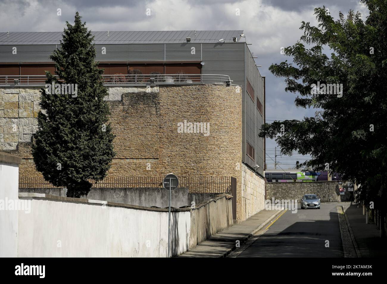 ©PHOTOPQR/LE PROGRES/Maxime JEGAT - Lyon 31/08/2020 - Suite braquage fourgon blindé à Lyon le 31 aout 2020 -Vue sur la rue Pierre Semard à Lyon où s'est déroulée l'attaque d'un fourgon blindé de Transport de fond de la société Loomis le vendredi 28 aout 2020 à la sortie d'une succursale De la Banque de France que l'on voit au Fond de la rue. - 2020/08/31. Angriff eines gepanzerten Transporters am Freitag, den 28. August 2020, am Ausgang einer Zweigstelle der Banque de France Stockfoto
