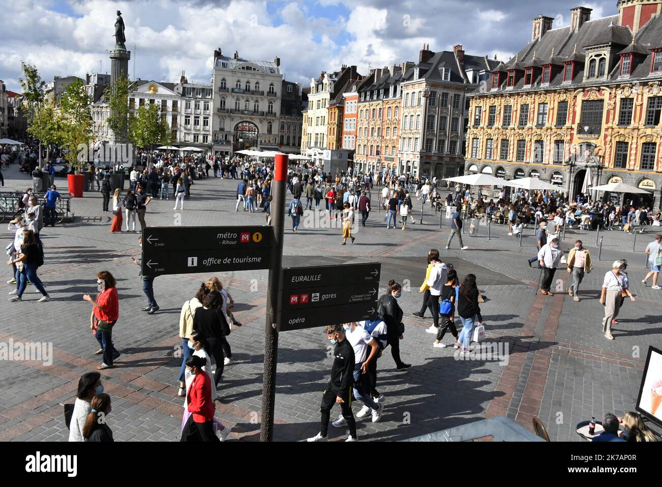 ©PHOTOPQR/VOIX DU Nord/PIERRE LE MASSON ; 05 09 2020 La vraie braderie de Lille n'ayant pas lieu, beaucoup de personnes se sont quand même déplacées pour venir participator à cette braderie de Substitution . Lille, Frankreich, Sept. 5. 2020 aufgrund des Coronavirus abgesagt, wird der größte Flohmarkt in Europa - BRADERIE DE LILLE 2020 - durch einen Clearance-Verkauf von Händlern am 5. Und 6. September 2020 ersetzt Stockfoto