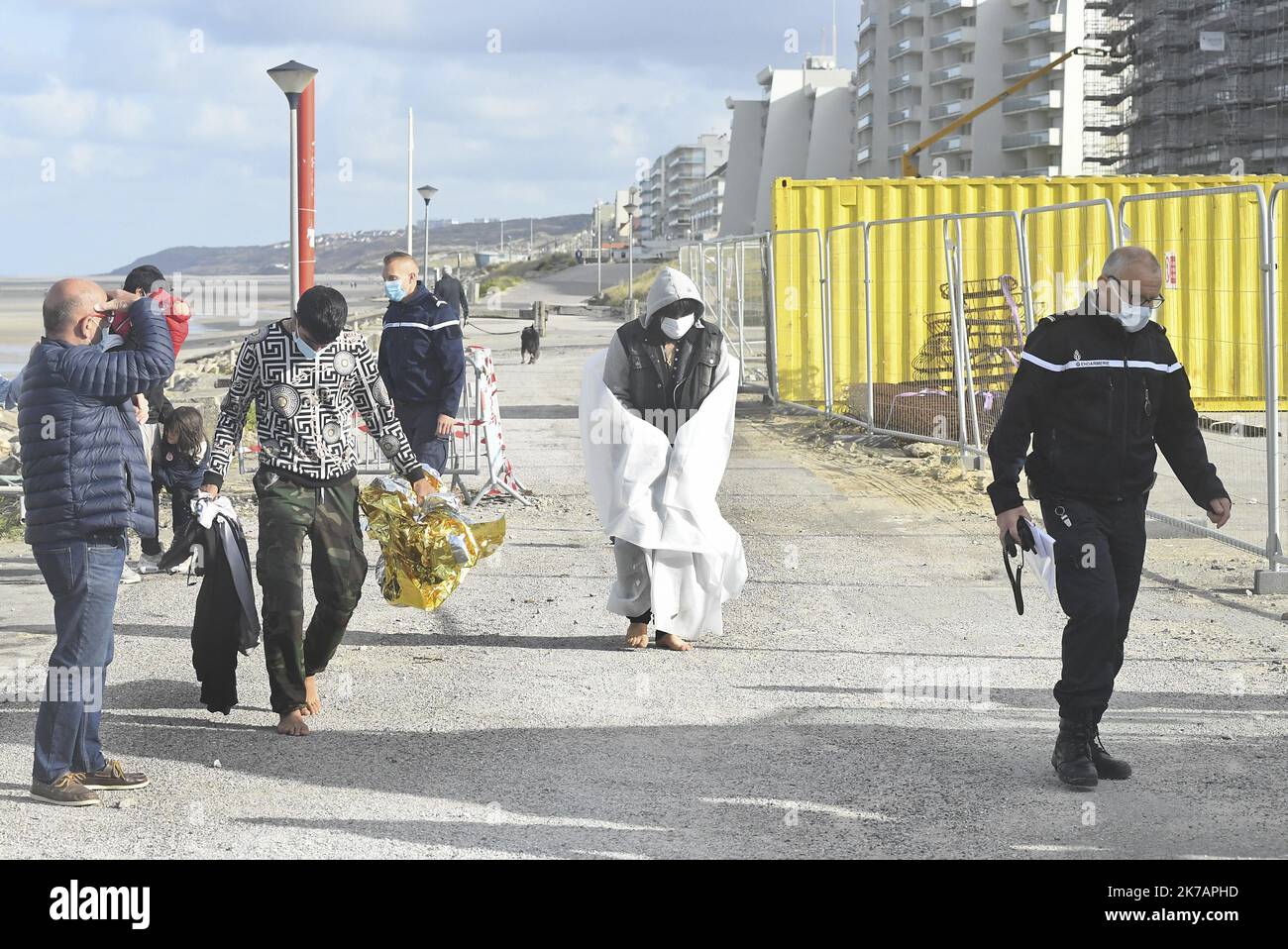 ©PHOTOPQR/VOIX DU Nord/Sebastien JARRY ; 07/09/2020 ; Hardelot le 07/09/2020 . 18 Migranten können auf der Plage d'Hardelot-Suite a la panne de moteur de leur bateau leben. Foto : Sébastien JARRY : LA VOIX DU Nord - 2020/09/07. 18 Migranten sind nach dem Motorausfall ihres Bootes am Strand von Hardelot gestrandet. Stockfoto