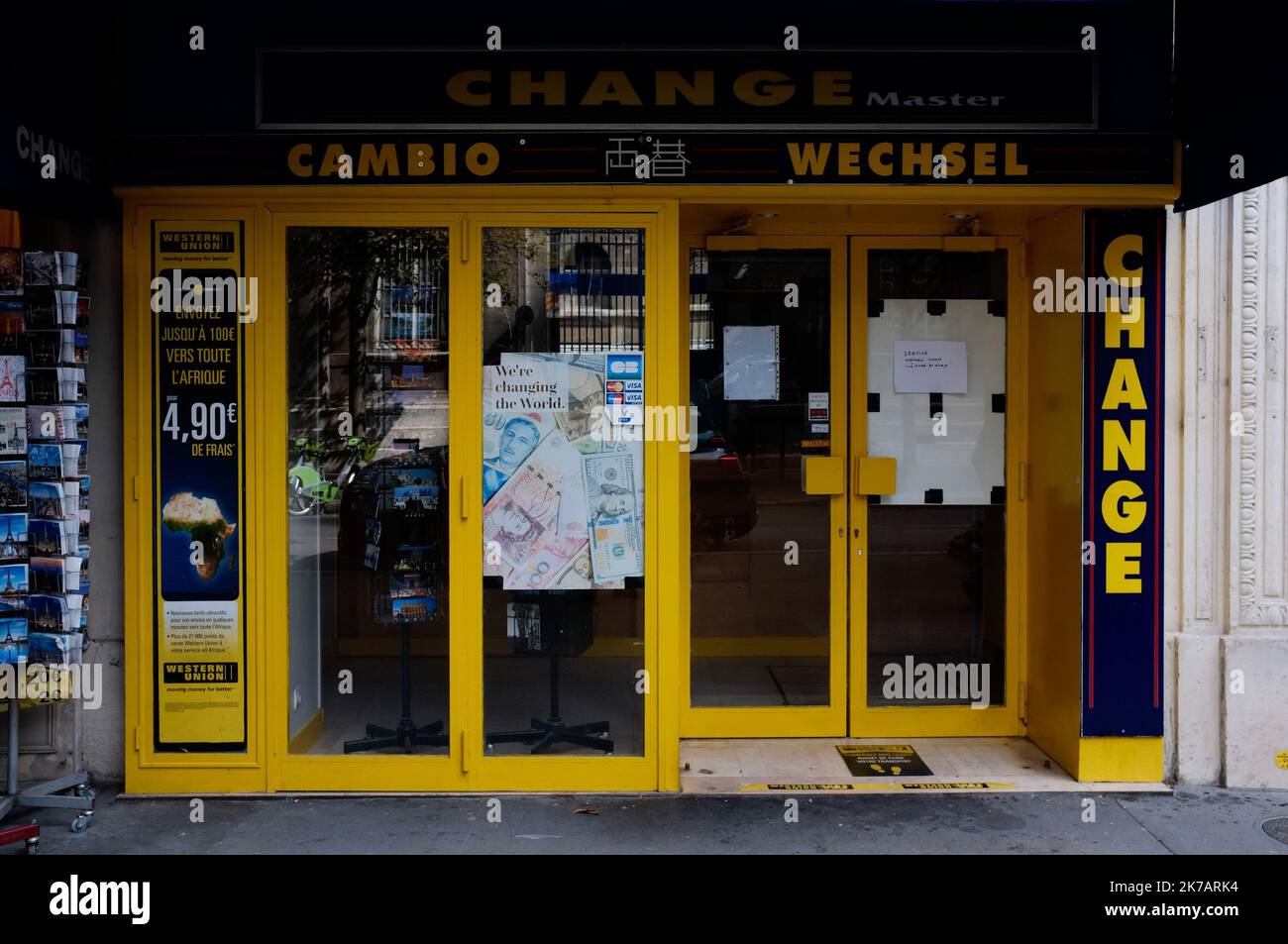 ©Julien Mattia / Le Pictorium/MAXPPP - Julien Mattia / Le Pictorium - 01/09/2020 - Frankreich / Ile-de-France / Paris - Malgre le Plan de relance du gouvernement, la crise economique engendree par la crise sanitaire due au Covid 19, Oblige Magasins de Souvenirs et Restaurants a mettre la clef sous la porte, a Paris le 09 Septembre 2020. / 01/09/2020 - Frankreich / Ile-de-France (Region) / Paris - Trotz des Sanierungsplans der Regierung zwingt die durch die Gesundheitskrise aufgrund von Covid 19 verursachte Wirtschaftskrise am 09. September 2020 Souvenirläden und Restaurants in Paris zum Schließen. Stockfoto