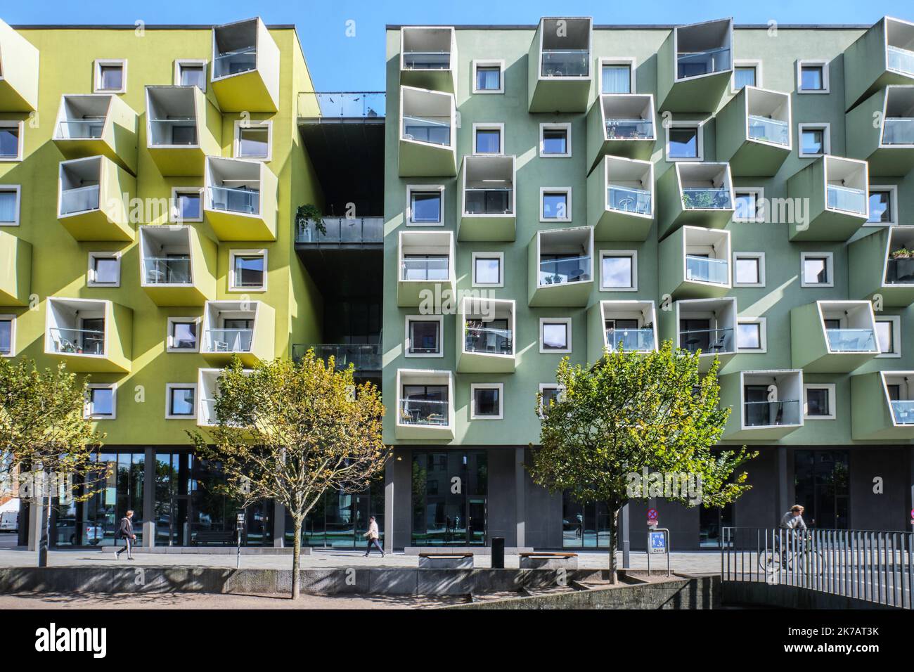 Kopenhagen, Dänemark - 2022. September: Moderne, grün-gelbe Würfelgebäude, Stadtteil Orestad, entworfen von JJW Arkitekter Ørestad Plejecenter, Senior Housing Stockfoto