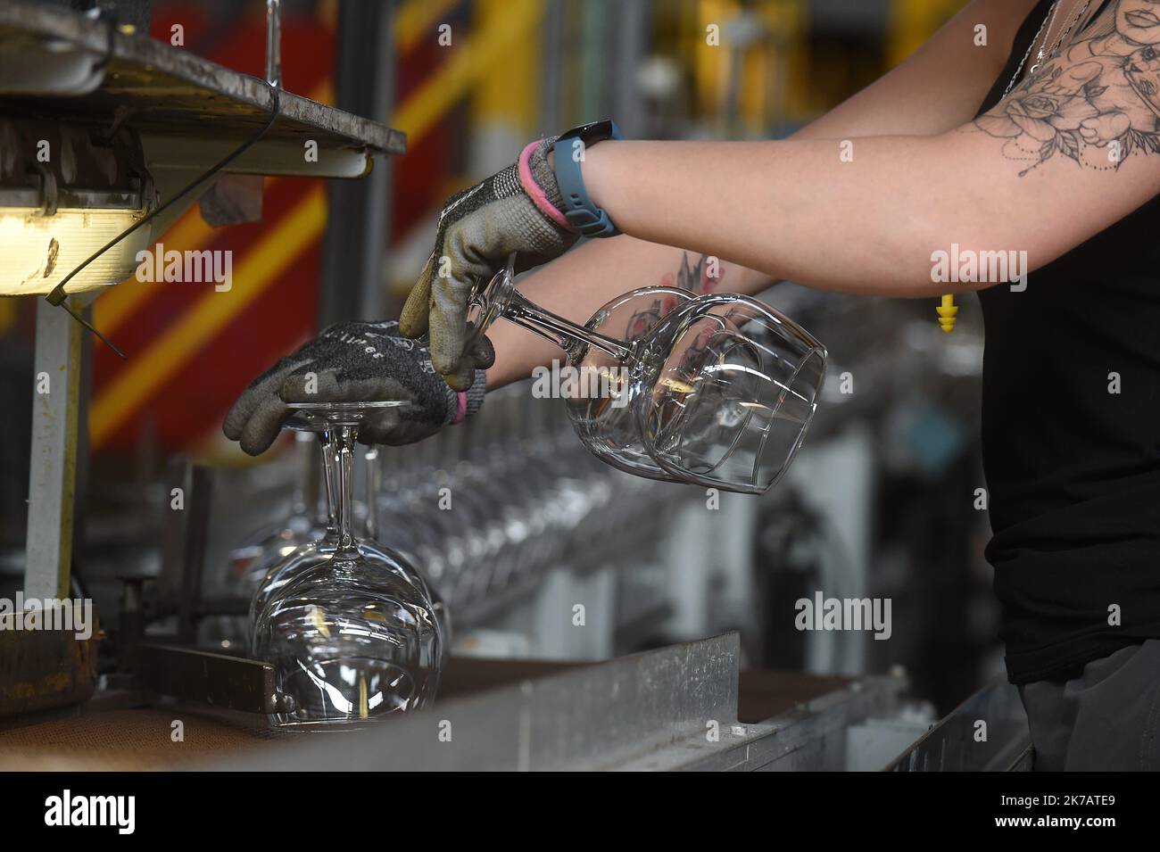 ©PHOTOPQR/VOIX DU Nord/Marc Demeure ; 11/09/2020 ; ARC International, Arques le 11/09/2020. Foto Marc Demeure/La Voix Du Nord. - Die Firma Arc - die größte Glasfabrik der Welt. ALS WELTWEIT FÜHRENDER ANBIETER VON GESCHIRR PRODUZIERT ARC HOCHWERTIGE, INNOVATIVE KOLLEKTIONEN MIT ELEGANTEM DESIGN. Stockfoto