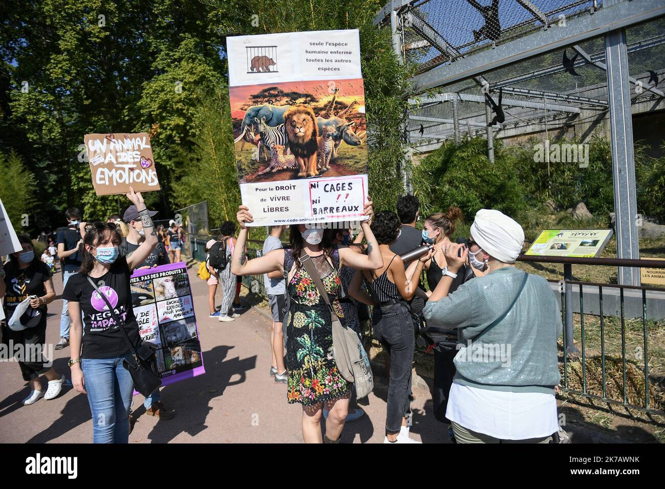 ©PHOTOPQR/LE PROGRES/Joël PHILIPPON - Lyon 13/09/2020 - Manif anti Zoo du Parc de la Tête d'Or à Lyon. 13 septembre 2020 -Manif anti Zoo du Parc de la Tête d'Or à Lyon. A l’Appel de l’Association Rando pour la planète, une Manifestation pacifique s'est tenue au Parc de la Tête d’Or pour alerter sur les conditions de captivité des animaux du Zoo et réclamer leur remise en liberté. - 2020/09/13. Anti-Zoo-Veranstaltung im Golden Head Park in Lyon. Auf den Aufruf des Vereins Rando pour la Planète hin wurde eine friedliche Demonstration abgehalten, um über die Bedingungen der Gefangenschaft der Tiere des Zos zu wachen Stockfoto