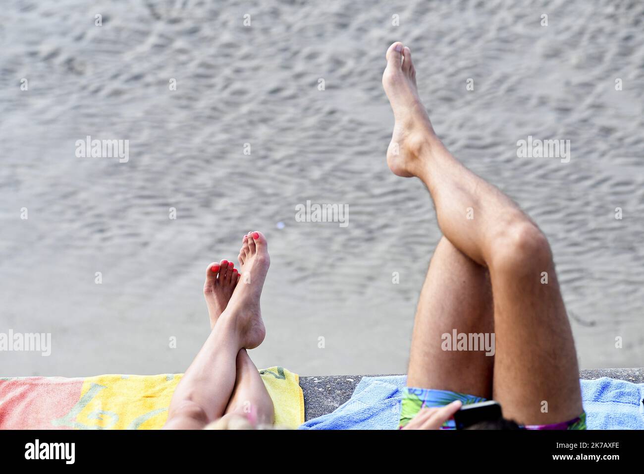 ©PHOTOPQR/VOIX DU Nord/Sebastien JARRY ; 15/09/2020 ; Wimereux. le 15/09/2020 . Seance de bronzage sur la digue. Photo : Sébastien JARRY : LA VOIX DU Nord - Wimereux, Frankreich, September 15. 2020 - Mitte september und sehr schönes Wetter in Frankreich Stockfoto