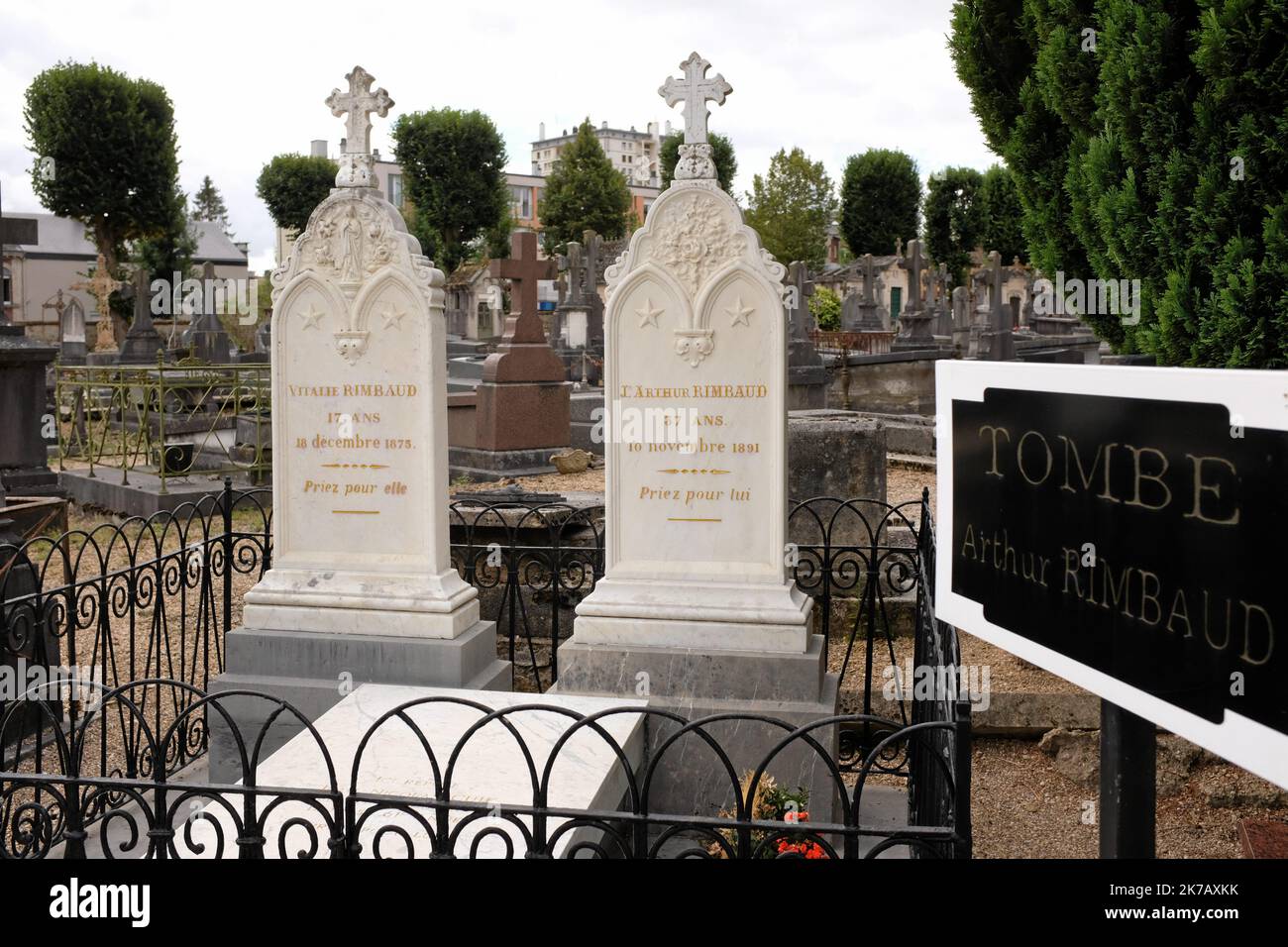 ©PHOTOPQR/LE MIDI LIBRE/JEAN MICHEL MART ; MONTPELLIER ; 24/08/2020 ; CHARLEVILLE MEZIERES (08) / CIMETIERE / TOMBE D'ARTHUR RIMBAUD ET DE SA SOEUR VITALIE Arthur Rimbaud ist begraben in Charleville-Mezieres Cimetière, Ardennen, Frankreich Stockfoto
