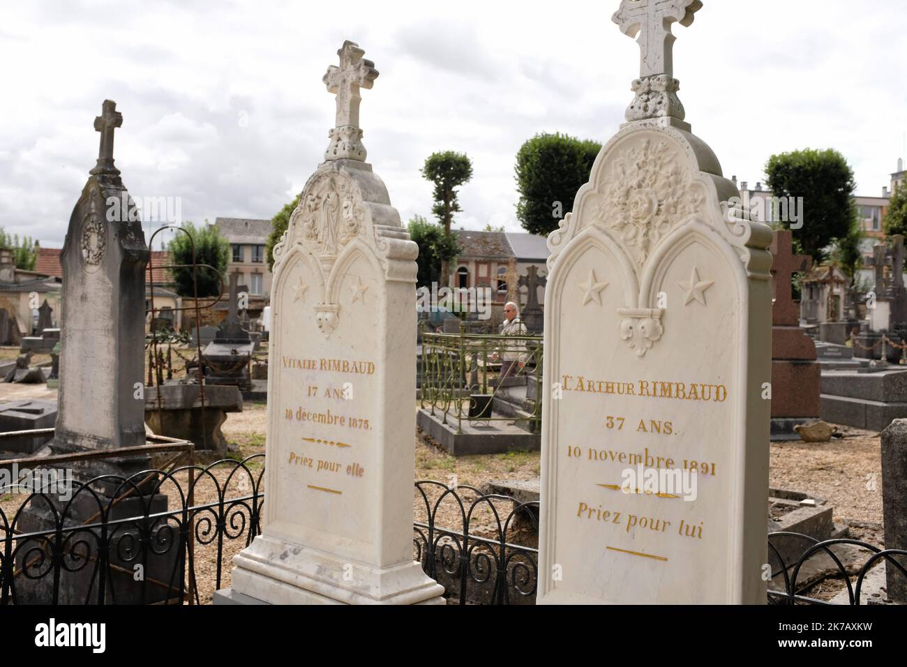 ©PHOTOPQR/LE MIDI LIBRE/JEAN MICHEL MART ; MONTPELLIER ; 24/08/2020 ; CHARLEVILLE MEZIERES (08) / CIMETIERE / TOMBE D'ARTHUR RIMBAUD ET DE SA SOEUR VITALIE Arthur Rimbaud ist begraben in Charleville-Mezieres Cimetière, Ardennen, Frankreich Stockfoto