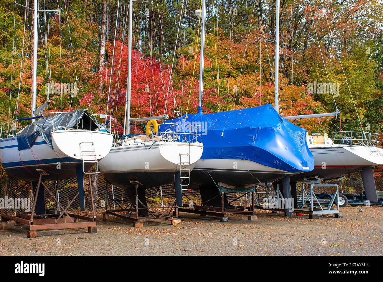Segelboote auf Wiegen in einem Outdoor-Lagerbereich im Herbst Stockfoto