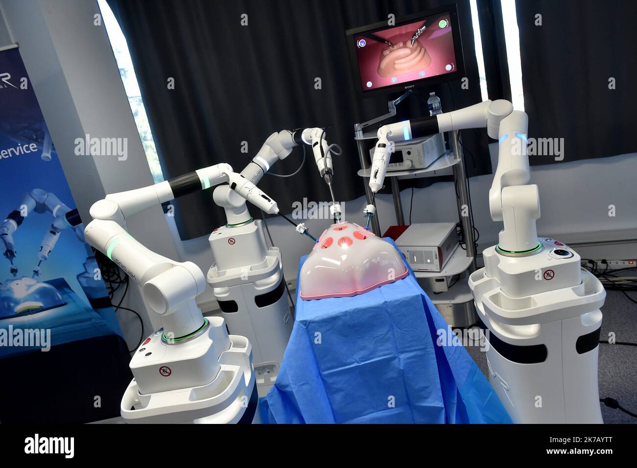 ©PHOTOPQR/LE PROGRES/Rémy PERRIN - Saint-Priest-en-Jarez 18/09/2020 - Robot Medical Versius -Robot Medical Versius developé par Cambridge Medical Robotics. Présenté ici à la Clinique du Parc de Saint-Priest-en-Jarez (Loire). - 2020/09/18. Robotergestützte Chirurgie mit dem Versius-Roboter. Stockfoto