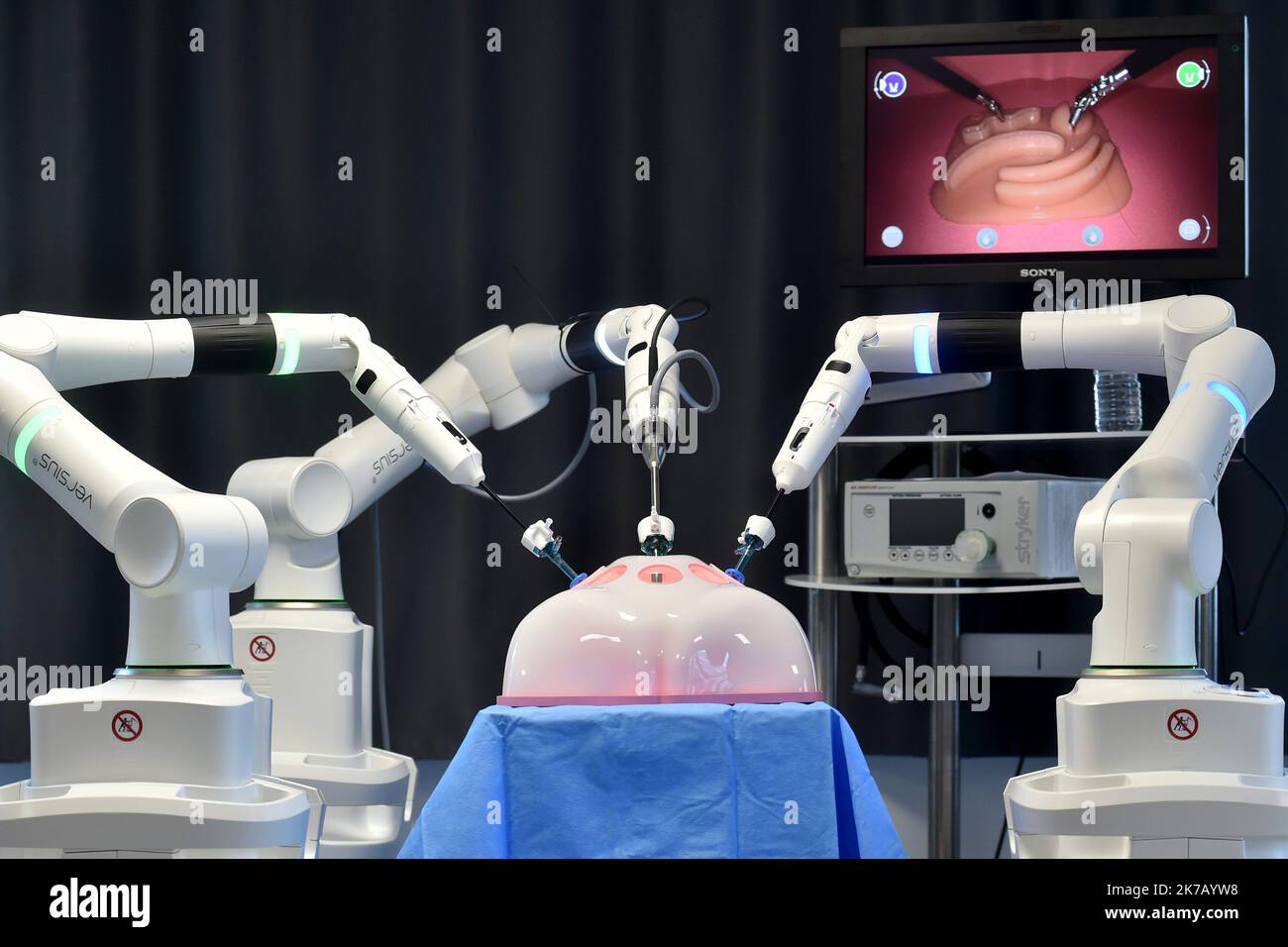 ©PHOTOPQR/LE PROGRES/Rémy PERRIN - Saint-Priest-en-Jarez 18/09/2020 - Robot Medical Versius -Robot Medical Versius developé par Cambridge Medical Robotics. Présenté ici à la Clinique du Parc de Saint-Priest-en-Jarez (Loire). - 2020/09/18. Robotergestützte Chirurgie mit dem Versius-Roboter. Stockfoto