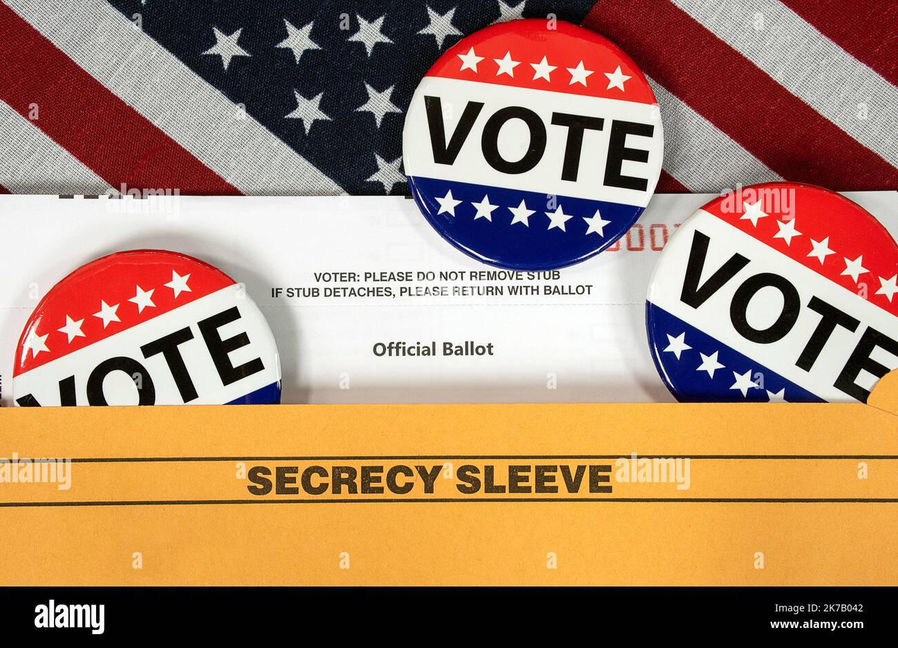 Die Wahlstimmen werden auf einem Briefwahlzettel mit amerikanischer Flagge fixiert Stockfoto