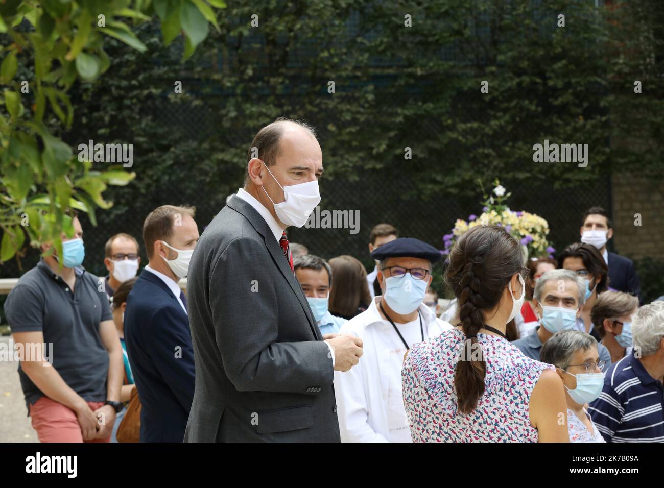 ©PHOTOPQR/LE PARISIEN/Guillaume Georges ; Paris ; 19/09/2020 ; Paris (VIIE), samedi 19 septembre 2020. Le Premier ministre Jean Castex accueille les premers visiteurs de Matignon, ouvert au public pour les journées du Patrimoine, et leur fait la visite des lieux. Foto: Jean Castex dans les jardins - FRANKREICH PARIS Heritage Days : 19 2020. SEPTEMBER am Samstagmorgen kamen maskierte Besucher nach Matignon, wo sie vom Premierminister selbst begrüßt wurden. Jean Castex führte sie dann durch die Räumlichkeiten und sein Büro, wo er nicht „als Mieter“ sei. Stockfoto