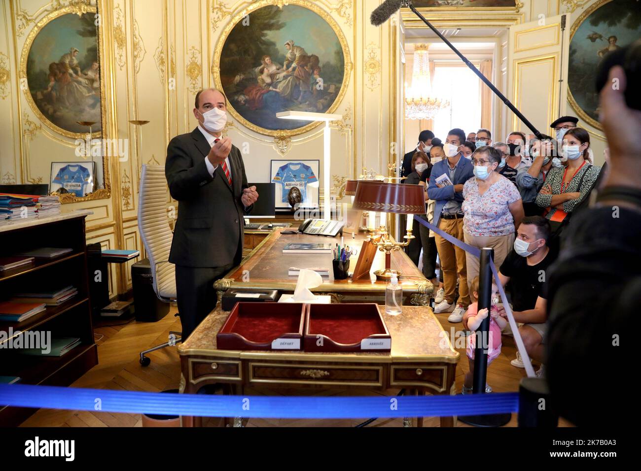 ©PHOTOPQR/LE PARISIEN/Guillaume Georges ; Paris ; 19/09/2020 ; Paris (VIIE), samedi 19 septembre 2020. Le Premier ministre Jean Castex accueille les premers visiteurs de Matignon, ouvert au public pour les journées du Patrimoine, et leur fait la visite des lieux. Foto: Jean Castex dans son Bureau - FRANKREICH PARIS Heritage Days : 19 2020. SEPTEMBER am Samstagmorgen kamen maskierte Besucher nach Matignon, wo sie vom Premierminister selbst begrüßt wurden. Jean Castex führte sie dann durch die Räumlichkeiten und sein Büro, wo er nicht „als Mieter“ sei. Stockfoto