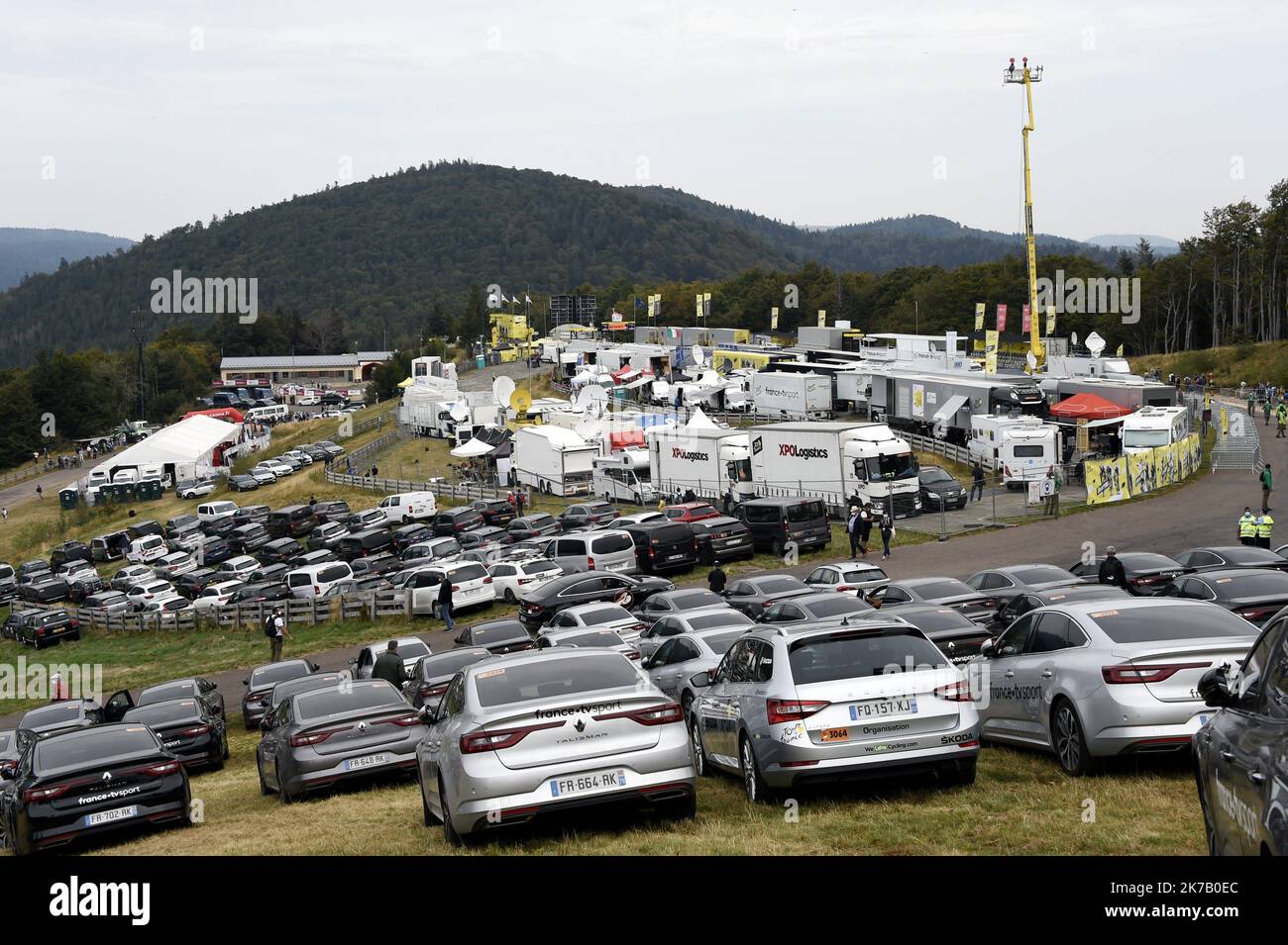 ©PHOTOPQR/L'EST REPUBLICAIN/ALEXANDRE MARCHI ; LA PLANCHE DES BELLES FILLES ; 19/09/2020 ; SPORT - CYCLISME - TOUR DE FRANCE 2020 - 107EME AUSGABE - 20EME ETAPE - CONTRE LA MONTRE INDIVIDUELL - CLM - LURE - LA PLANCHE DES BELLES FILLES - ARRIVEE. La Planche des Belles Filles 19 Septembre 2020. L'arrivée, la Zone technique et les voitures des suiveurs du Tour sur la Plateau de La Planche des Belles Filles. FOTO Alexandre MARCHI. - 2020/09/16 Tour de France Etappe 20 CLM Lure - La Planche des Belles Filles - Stockfoto