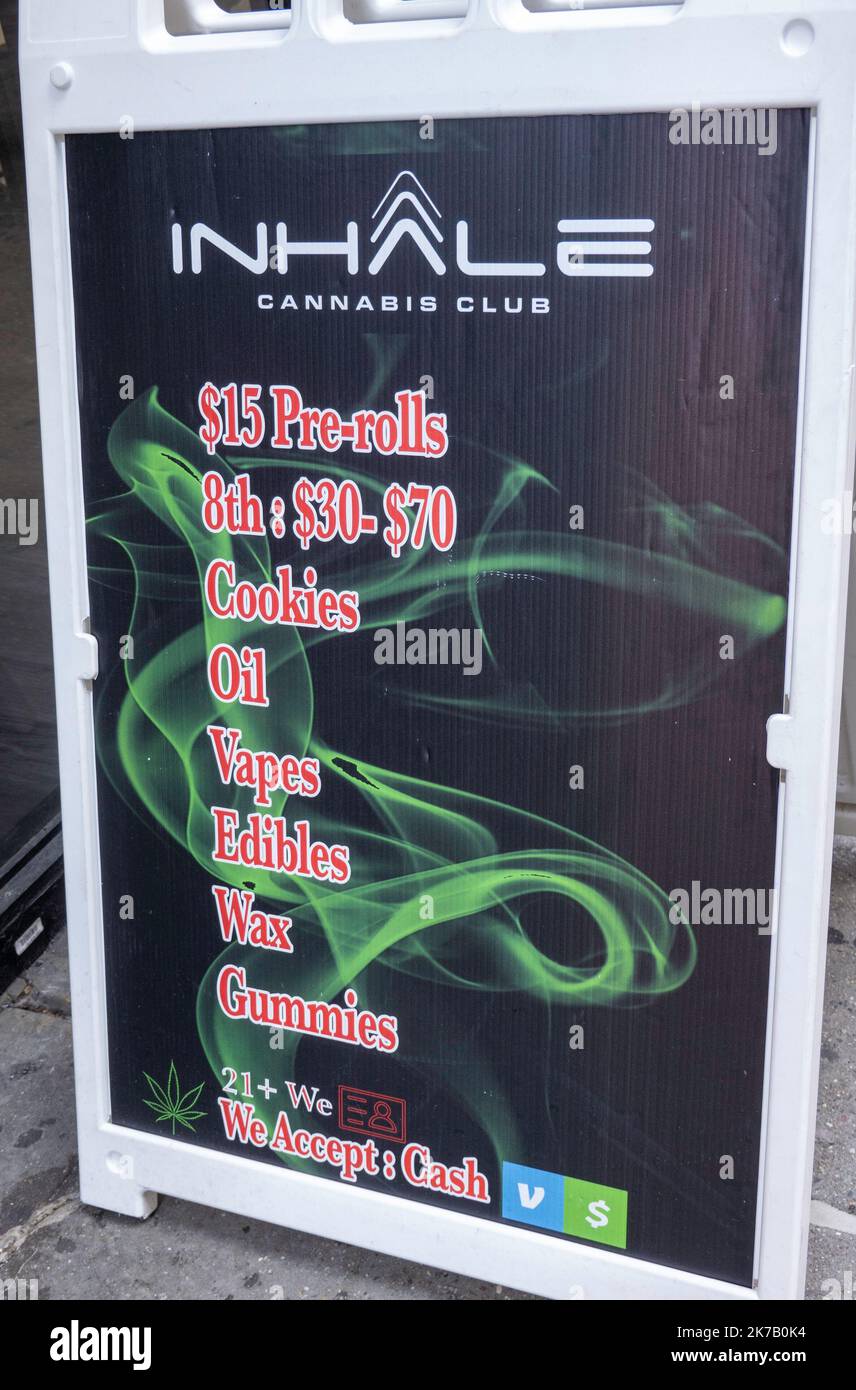 Inhale ist ein Cannabisclub an der W. 33. St., 2022, New York City, USA Stockfoto