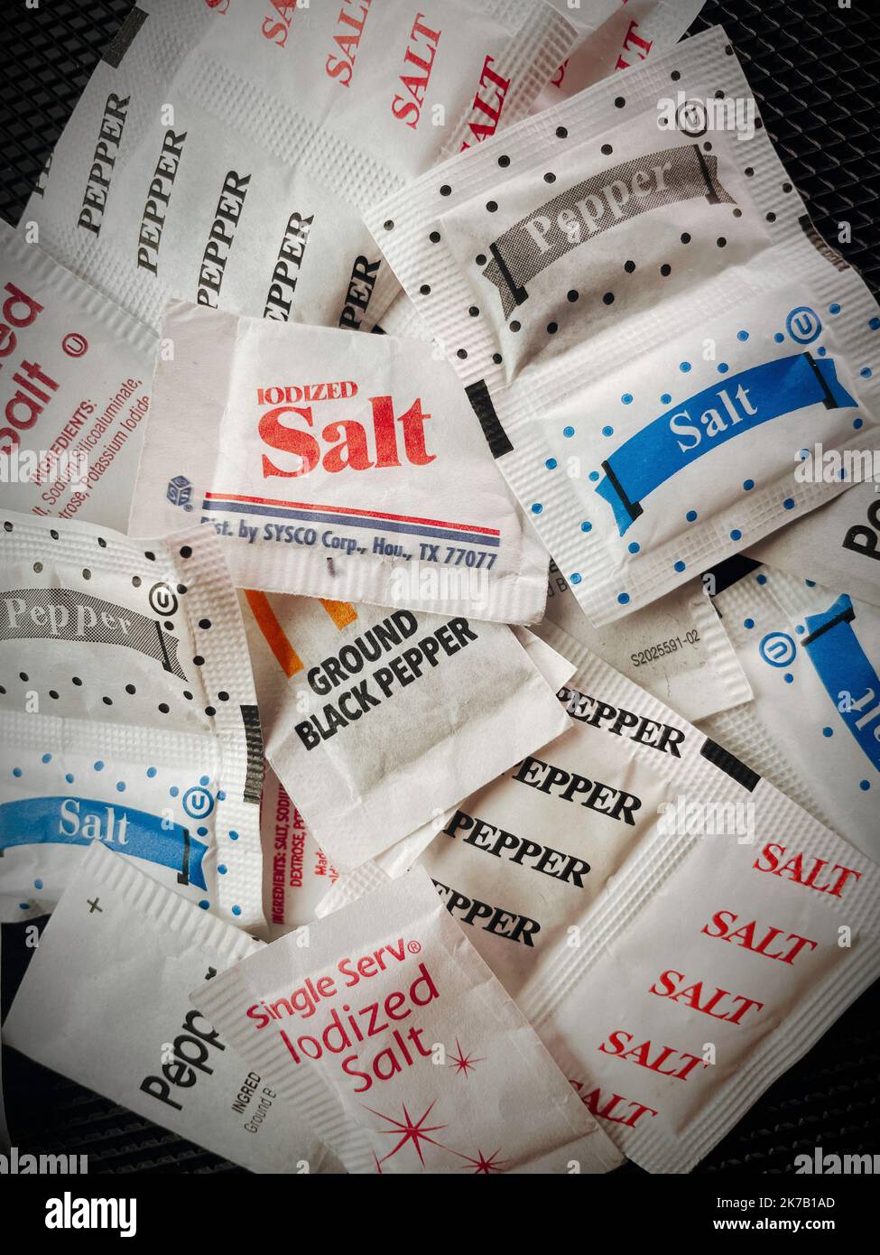 Nahaufnahme von Salz- und Pfefferpackungen, 2022, USA Stockfoto