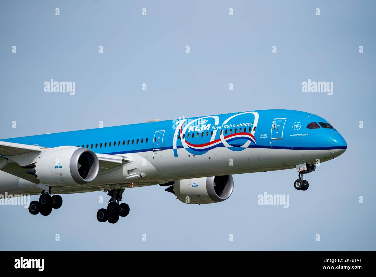 Amsterdam Schiphol Airport, AMS, Flugzeuge nähern sich Kaagbaan, Start- und Landebahn, PH-BKA, KLM Royal Dutch Airlines Boeing 787-10 Dreamliner. Stockfoto