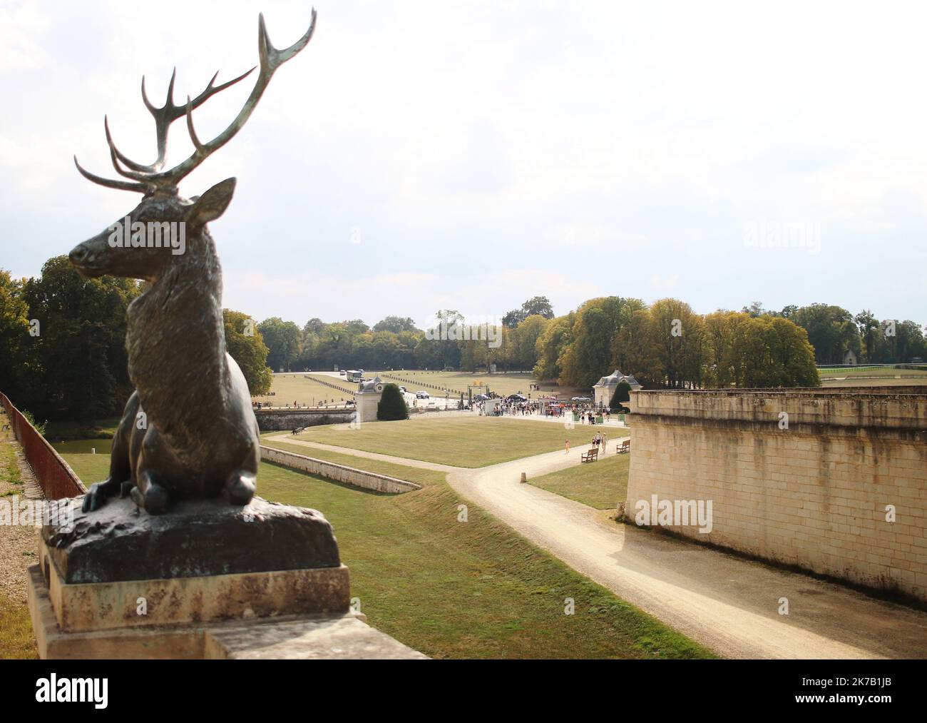 ©PHOTOPQR/LE PARISIEN/Julien BARBARE ; Chantilly ; 21/09/2020 ; OISE TOURISME VISITES TOURISTES CHATEAU PARC DOMAINE CHANTILLY MASQUES COVID-19 CORONAVIRUS MUSEE CONDE - die Château de Chantilly ist ein historisches Französisch château befindet sich in der Stadt Chantilly , Oise , etwa 50 Kilometer nördlich von Paris . Stockfoto