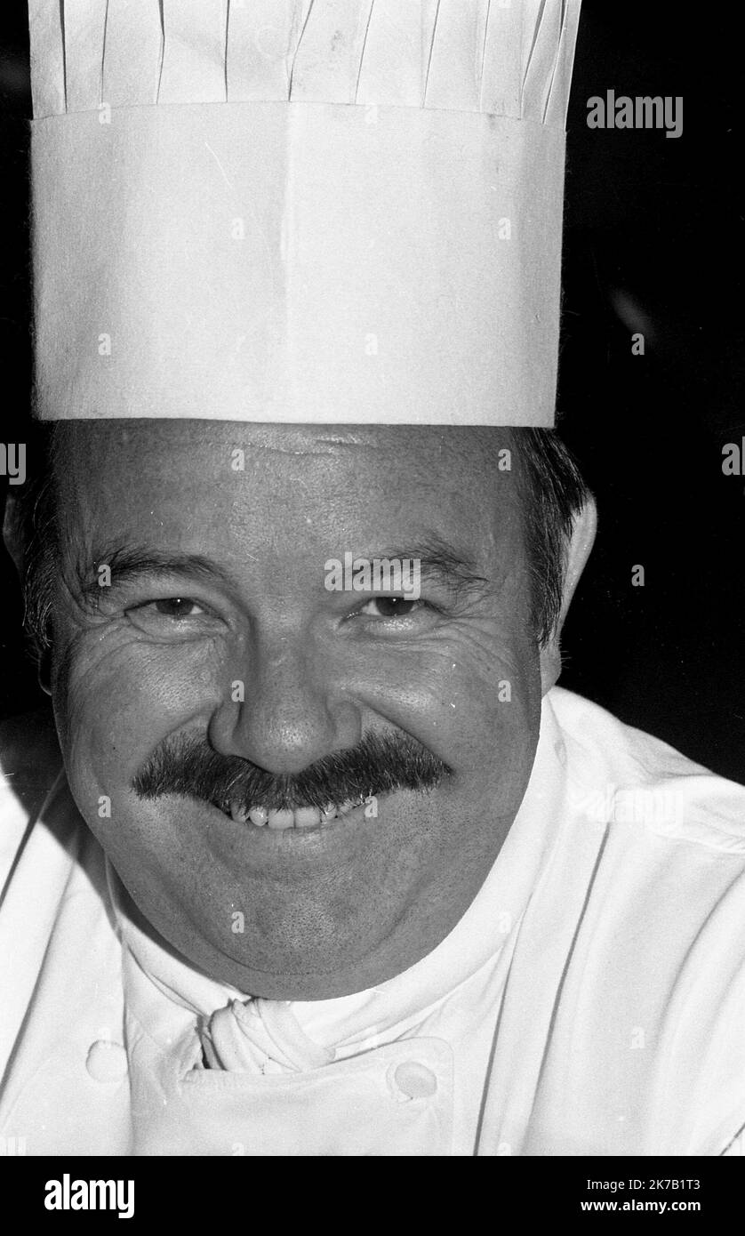 ©PHOTOPQR/LE PROGRES/ARCHIVES LE PROGRES - LE 23 09 2020 Le Chef roannais triplement étoilé, Pierre Troisgros est mort à l'âge de 92 ans. - PIERRE TROISGROS, EIN SPITZENKOCH, STIRBT - FILES PORTRAIT DU CHEF CUISINIER ROANNAIS PIERRE TROISGROS 17 NOVEMBRE 1975 REF: PL 735 Stockfoto