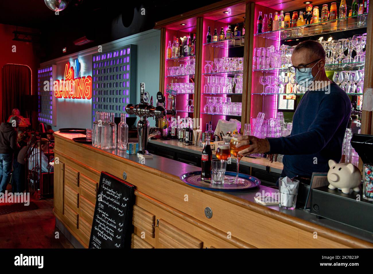 ©PHOTOPQR/VOIX DU Nord/PASCAL BONNIERE ; 24/09/2020 ; LAMBERSART 24.09.2020 le Dancing , Bar Restaurant , Coronavirus Einschränkungen . .PHOTO PASCAL BONNIERE / LA VOIX DU NORD - 2020/09/24. Nach dem Wiederaufleben von Covid-19-Fällen in Frankreich besteht die Gefahr, dass Bars neue Beschränkungen unterliegen Stockfoto