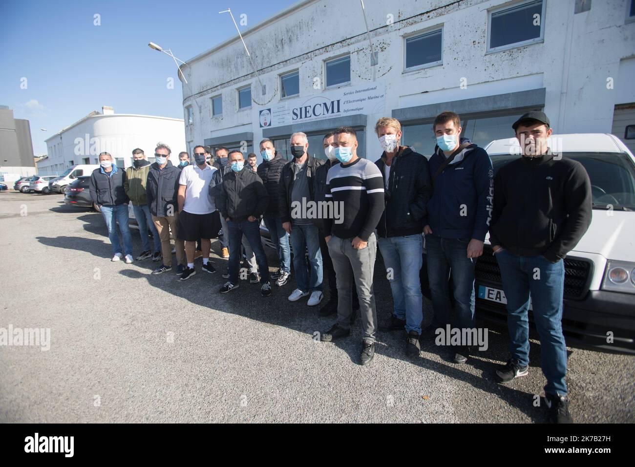 ©PHOTOPQR/OUEST FRANCE/QUEMENER YVES-MARIE ; concarneau ; 25/09/2020 ; SCOMBRUS, Le chalutier congélateur de 81 m, de la flotte de France Pélagique est baptisé ce vendredi 25 septembre à Concarneau devant des manifest . Marins pêcheurs et militants écologistes ont prévu de perturber la Manifestation. FOTO YVES-MARIE QUEMENER / OUEST-FRANCE - Concarneau, Frankreich, Sept. 25. 2020 DER 81-m-Schleppnetzwagen der französischen Pelagic-Flotte, SCOMBRUS, wird am Freitag, den 25. September, in Concarneau vor Demonstranten getauft. Matrosen und Umweltaktivisten planen, die Demonstration zu stören Stockfoto