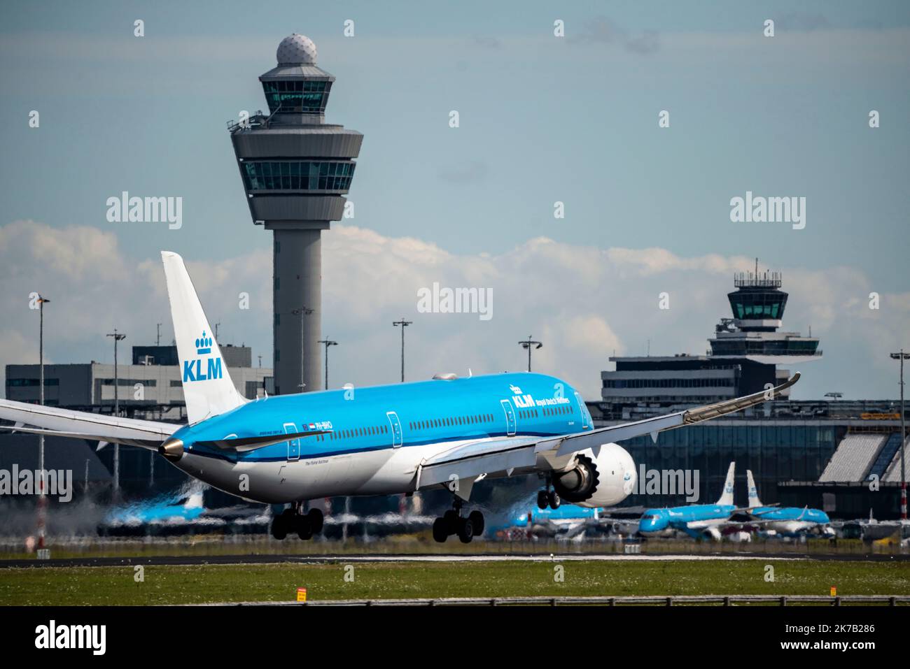 Amsterdam Schiphol Airport, AMS, Flugzeug auf dem Weg nach Kaagbaan, Start- und Landebahn, Terminalgebäude, Flugsicherungsturm, PH-BHO, KLM Royal Dutch Airli Stockfoto