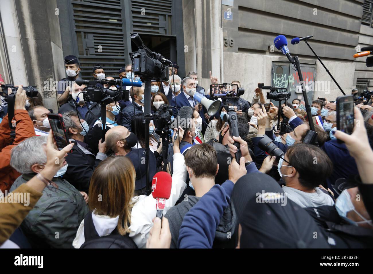 ©PHOTOPQR/LA PROVENCE/SPEICH Frédéric ; Marseille ; 25/09/2020 ; Manifestation à l'Appel de l'Union des métiers et des Industries de l'hôtellerie (Umih) et la Chambre de Commerce et d'Industrie (CCI), devant le Tribunal de Commerce de Marseille, Pour Protester contre la décision du gouvernement de fermer les Bars et Restaurants de la Métropole Aix Marseille dans un contexte de crise sanitaire dûe au Coronavirus (Covid 19) - Marseille, Frankreich, Sept. 25. 2020 - Demonstrationen von Besitzern, Arbeiter und Unterstützer von Restaurants und Bars in Marseille gegen die covid-19-Zerstörungen der Regierung. H Stockfoto