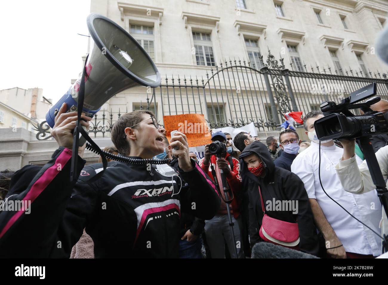 ©PHOTOPQR/LA PROVENCE/SPEICH Frédéric ; Marseille ; 25/09/2020 ; Manifestation à l'Appel de l'Union des métiers et des Industries de l'hôtellerie (Umih) et la Chambre de Commerce et d'Industrie (CCI), devant le Tribunal de Commerce de Marseille, Pour Protester contre la décision du gouvernement de fermer les Bars et Restaurants de la Métropole Aix Marseille dans un contexte de crise sanitaire dûe au Coronavirus (Covid 19) - Marseille, Frankreich, Sept. 25. 2020 - Demonstrationen von Besitzern, Arbeiter und Unterstützer von Restaurants und Bars in Marseille gegen die covid-19-Zerstörungen der Regierung. H Stockfoto